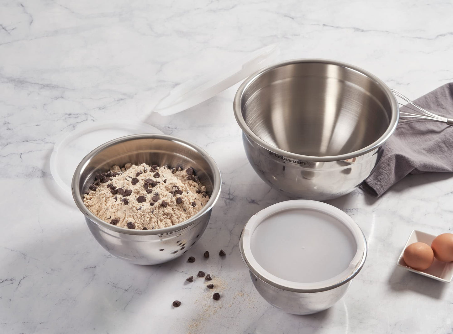 Le Creuset - Juego de 3 cuencos para mezclar anidados con base de silicona antideslizante y tapas herméticas de plástico, tamaño grande, acero inoxidable