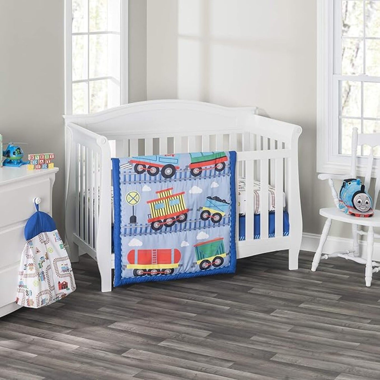Everyday Kids Juego de cama de 3 piezas para cuna con edredón, sábana bajera y volantes Tren Choo Choo