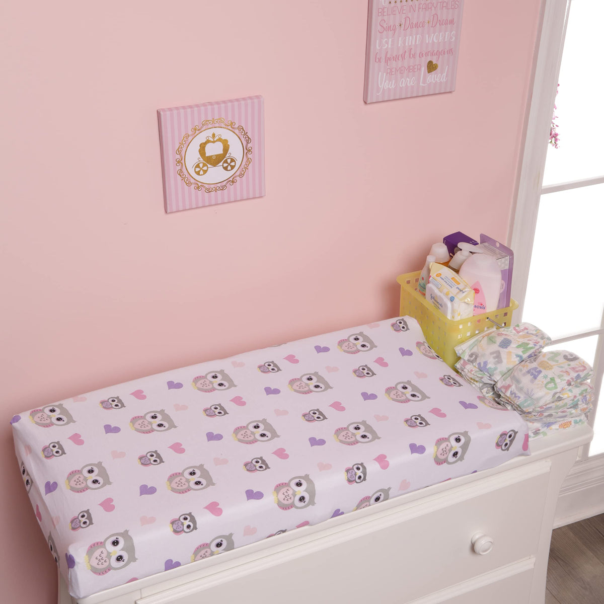 EVERYDAY KIDS Paquete de 2 fundas para cambiador de bebé para niña – Se adapta a la mayoría de cambiadores de mesa; tela de punto de jersey 100% algodón, transpirable, suave cambiador, rosa, búhos morados y rosa, estrellas blancas