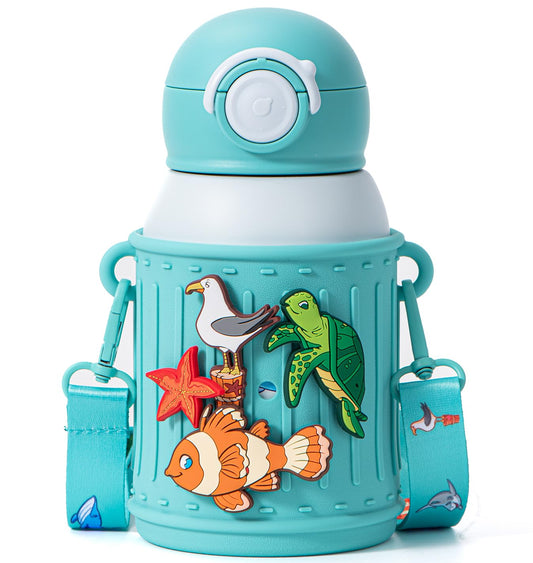 Le Glacier - Juego de vasos aislantes para niños, 16 onzas, botella de agua de acero inoxidable con tapa de popote y tapa para verter, taza a prueba de fugas, funda de silicona, dijes y correa