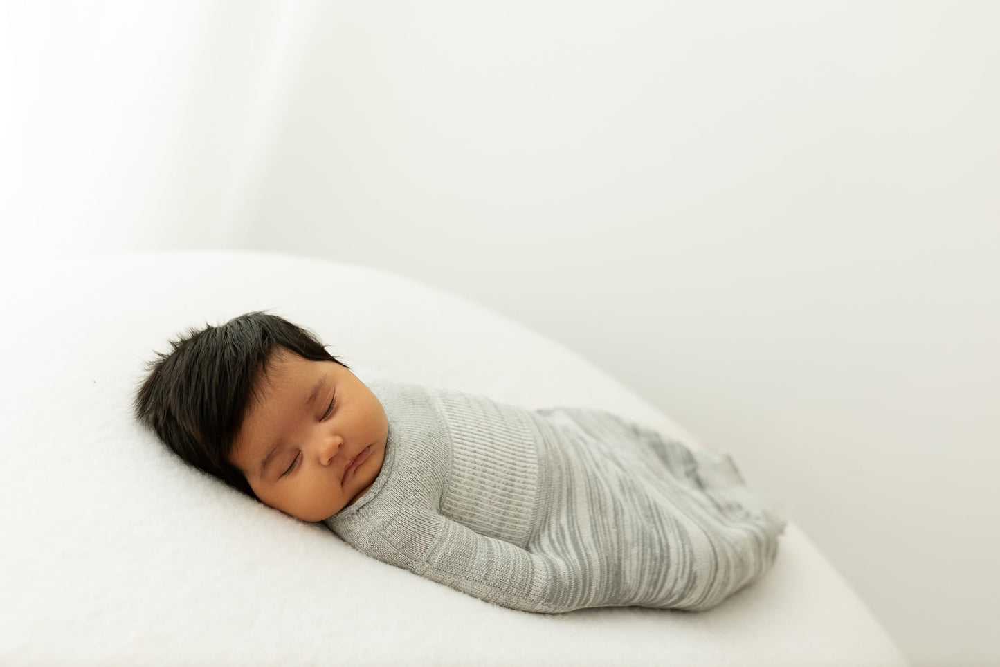 Swaddelini Saco de dormir con arrullo para bebé, fácil de usar, ayuda a los bebés a dormir más tiempo, 0-3 meses, 6-12 libras, gris