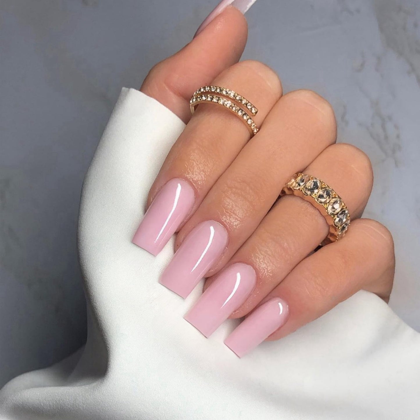 XCREANDO Rosa Presione En Uñas Cuadrado Mediano Largo, Clavos de Ataúd Mediano Clavos Acrílicos Presione Ons Pegamento En Uñas de Longitud Media, Uñas Falsas de Color Sólido para Mujeres, Uñas Artific