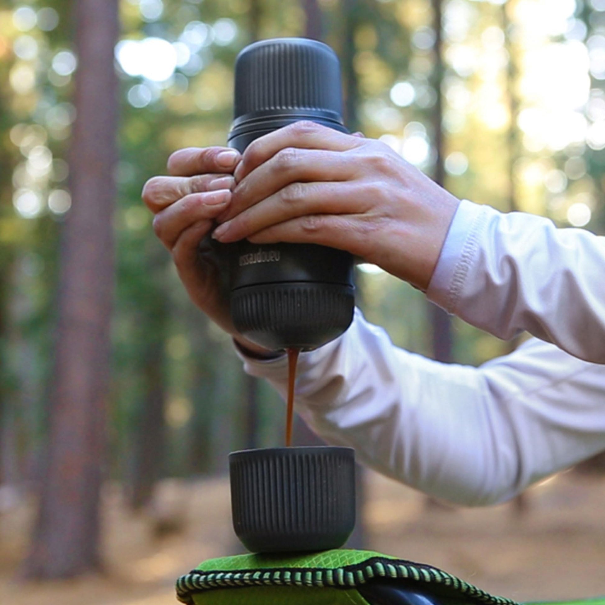 Cafetera Espresso Portátil Wacaco Nanopresso Negra con Estuche Protector, 18 Bar de Presión, para Viajes y Caminatas