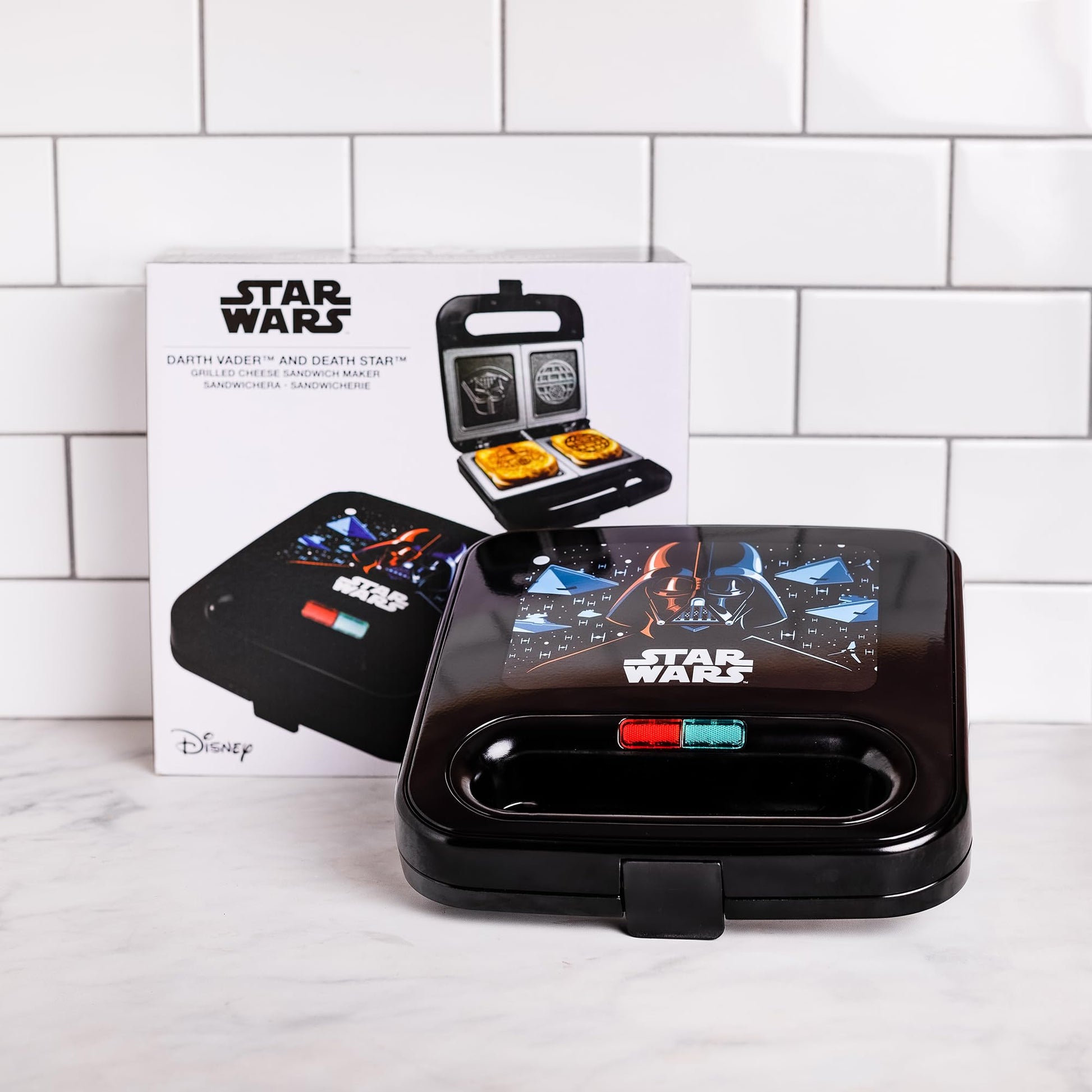 Máquina de Queso a la Parrilla Uncanny Brands Star Wars Darth Vader y Death Star Compacta para Interiores