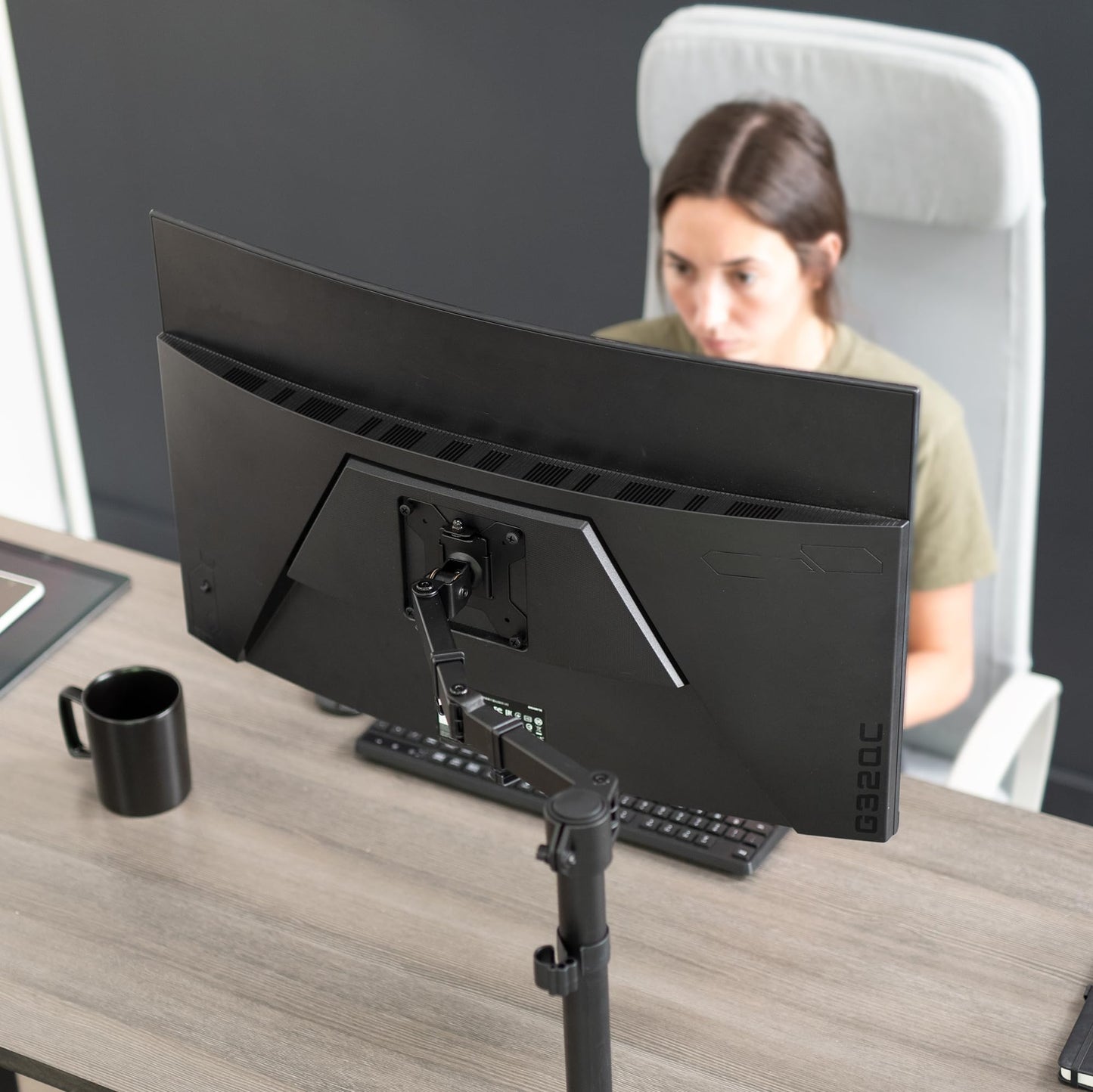 Soporte Brazo para Monitor VIVO Negro Ajustable para Pantallas de hasta 32 y 38 Pulgadas Ultrawide