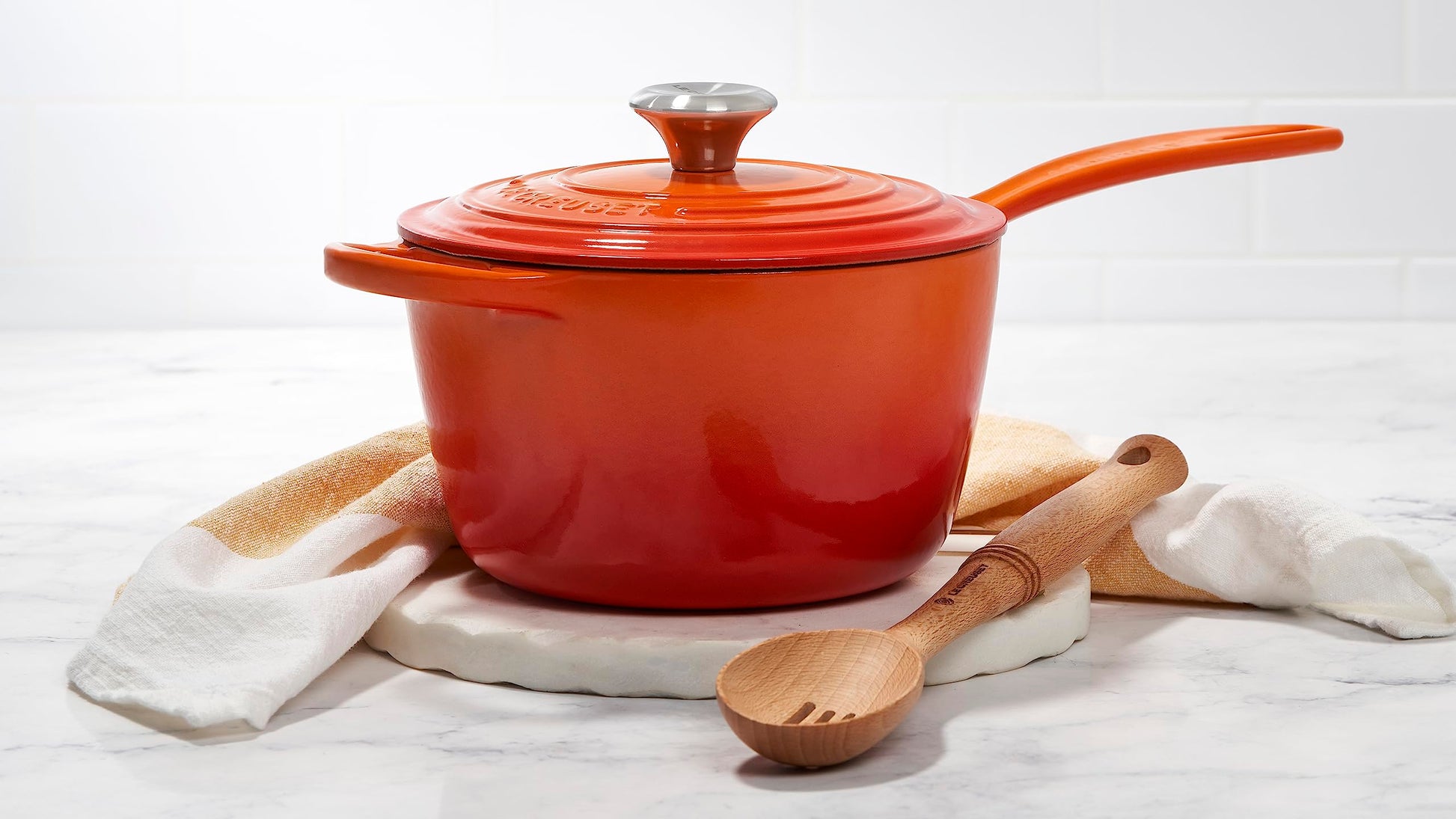 Le Creuset Cacerola de hierro fundido esmaltado, 2.25 cuartos de galón, llama