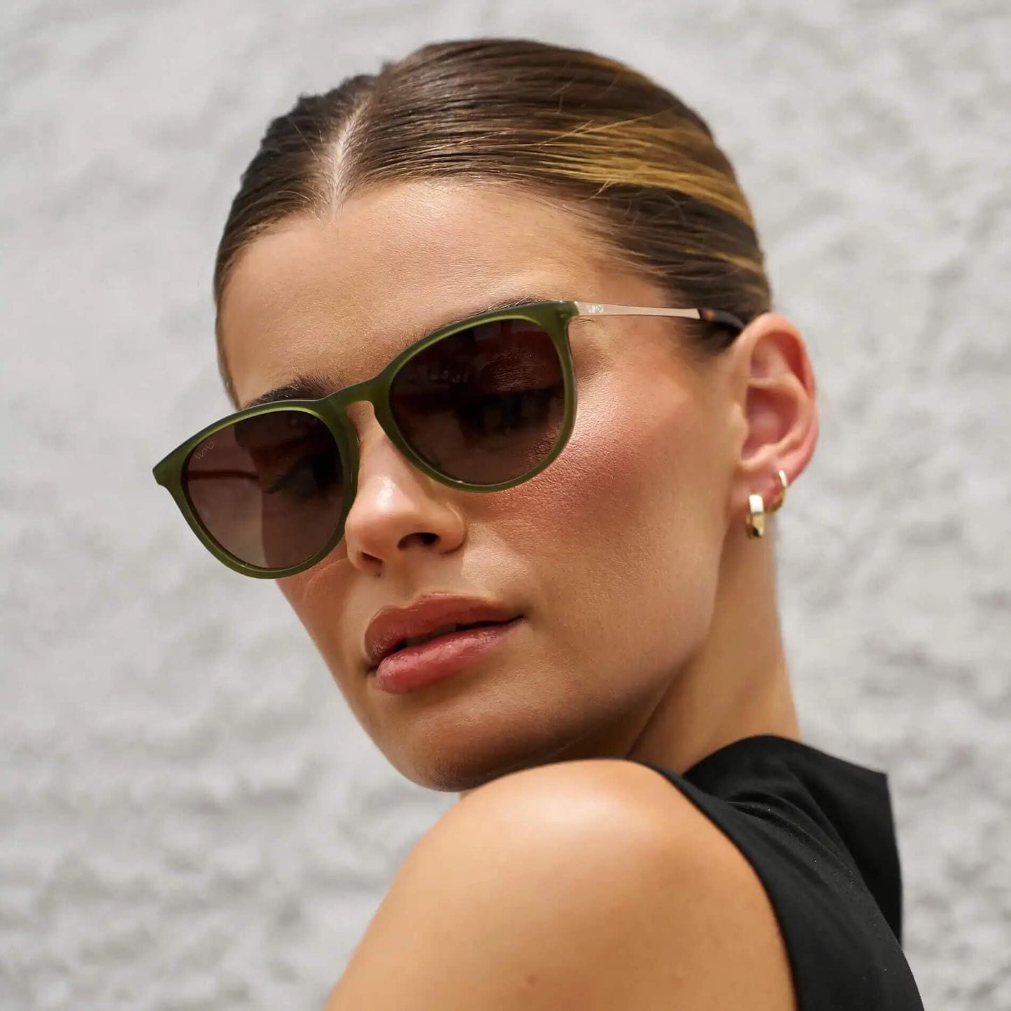 WearMe Pro Gafas de sol redondas para mujer con protección UV polarizada, estilo retro de diseño moderno (lentes degradadas verde oliva/marrón).