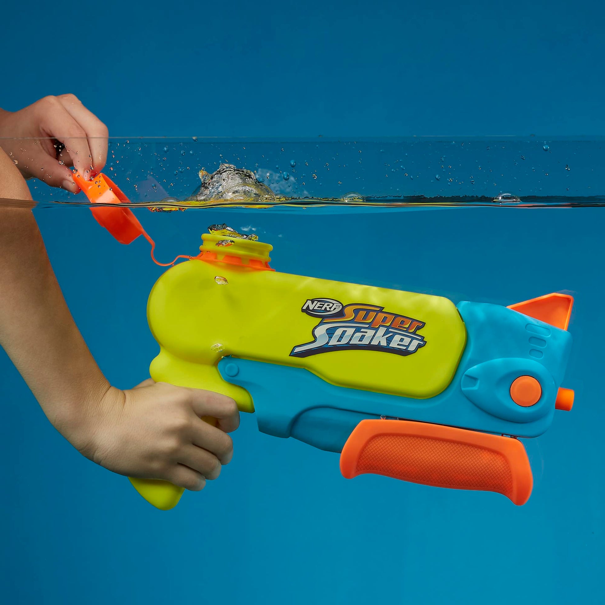 Lanzador de Agua Nerf Super Soaker Wave Spray con Chorros Ondulantes para Niños y Niñas