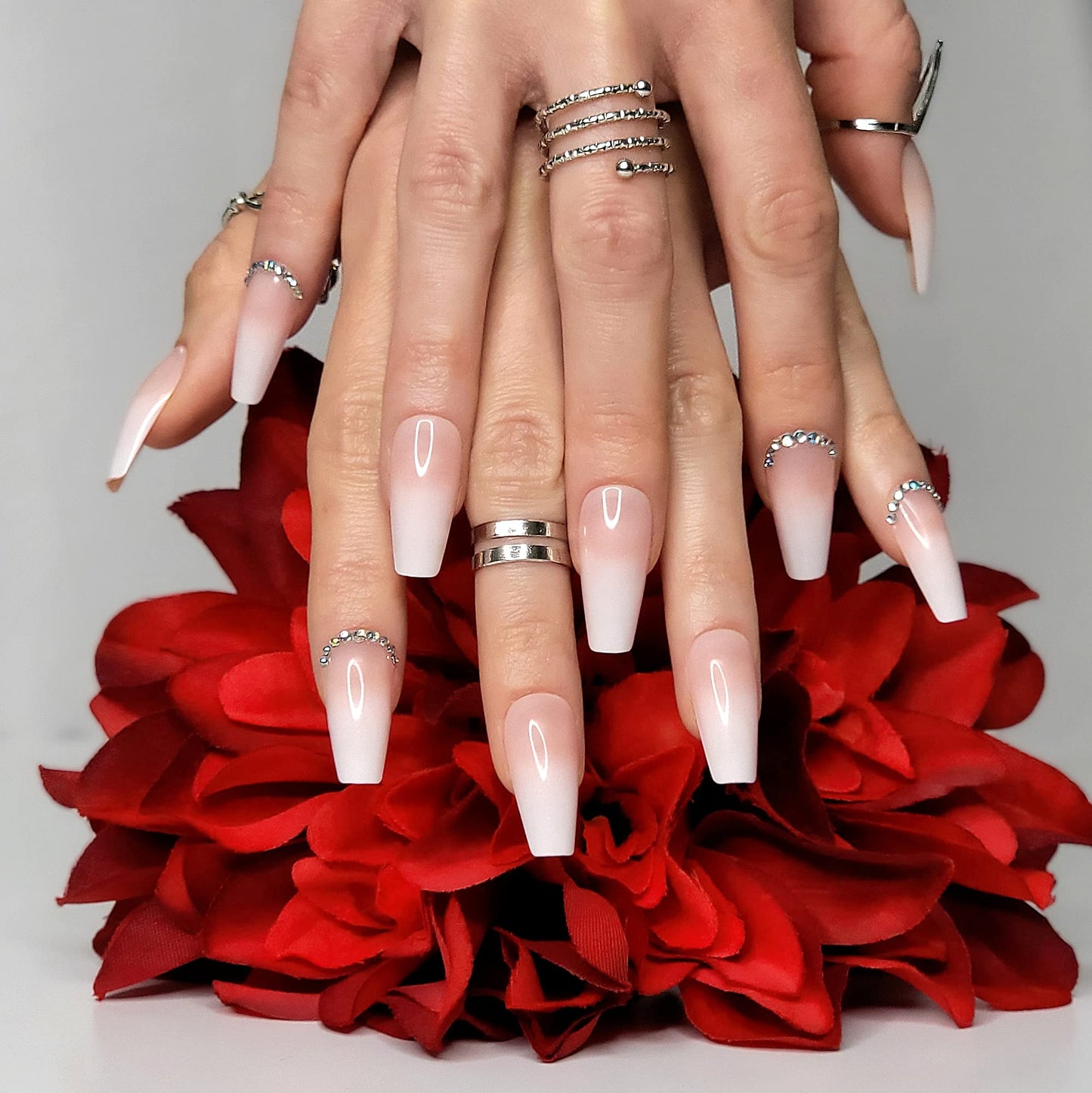 Hypnaughty 24 uñas postizas de lujo de diamantes de imitación con diseño y pegamento, uñas postizas largas, color nude y blanco, degradado, con diamantes de imitación, pegamento brillante en uñas postizas (diamantes de imitación)