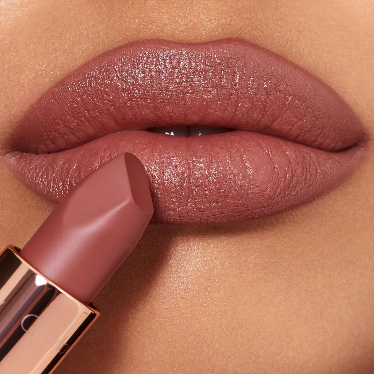 Charlotte Tilbury Lápiz labial Matte Revolution - Lápiz labial mate de larga duración con color para construir e ingredientes amantes de los labios, fórmula cremosa y fácil de mezclar