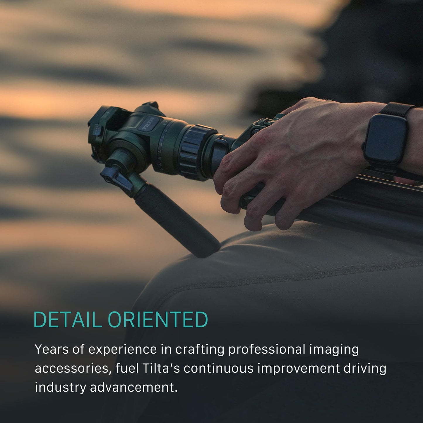 Trípode de Video Tilta Gris Espacial con Cabeza Fluida y Patas de Fibra de Carbono