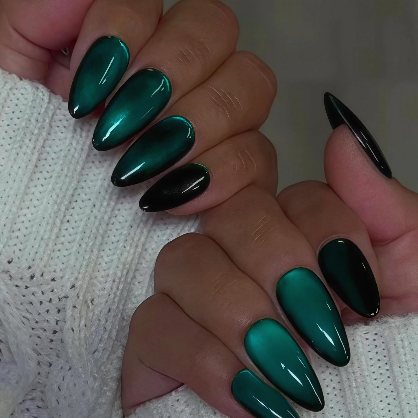 SXVME Uñas postizas de ojo de gato, color negro, verde esmeralda, almendra mediana - 30 unidades, uñas postizas de aguja, acrílicas, gruesas, de gel, cortas, opacas, con purpurina, sin pegamento