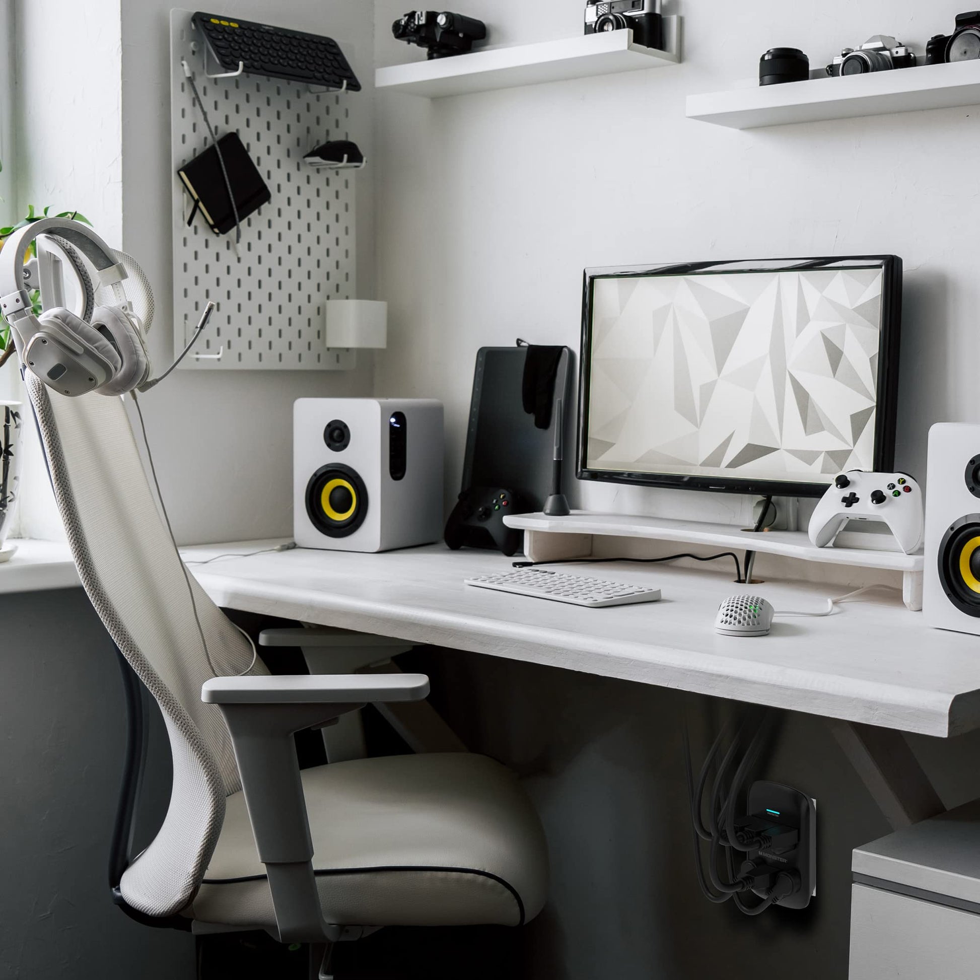 Protector de Sobretensión Monster Blanco con Soporte de Pared para Ordenadores y Cine en Casa