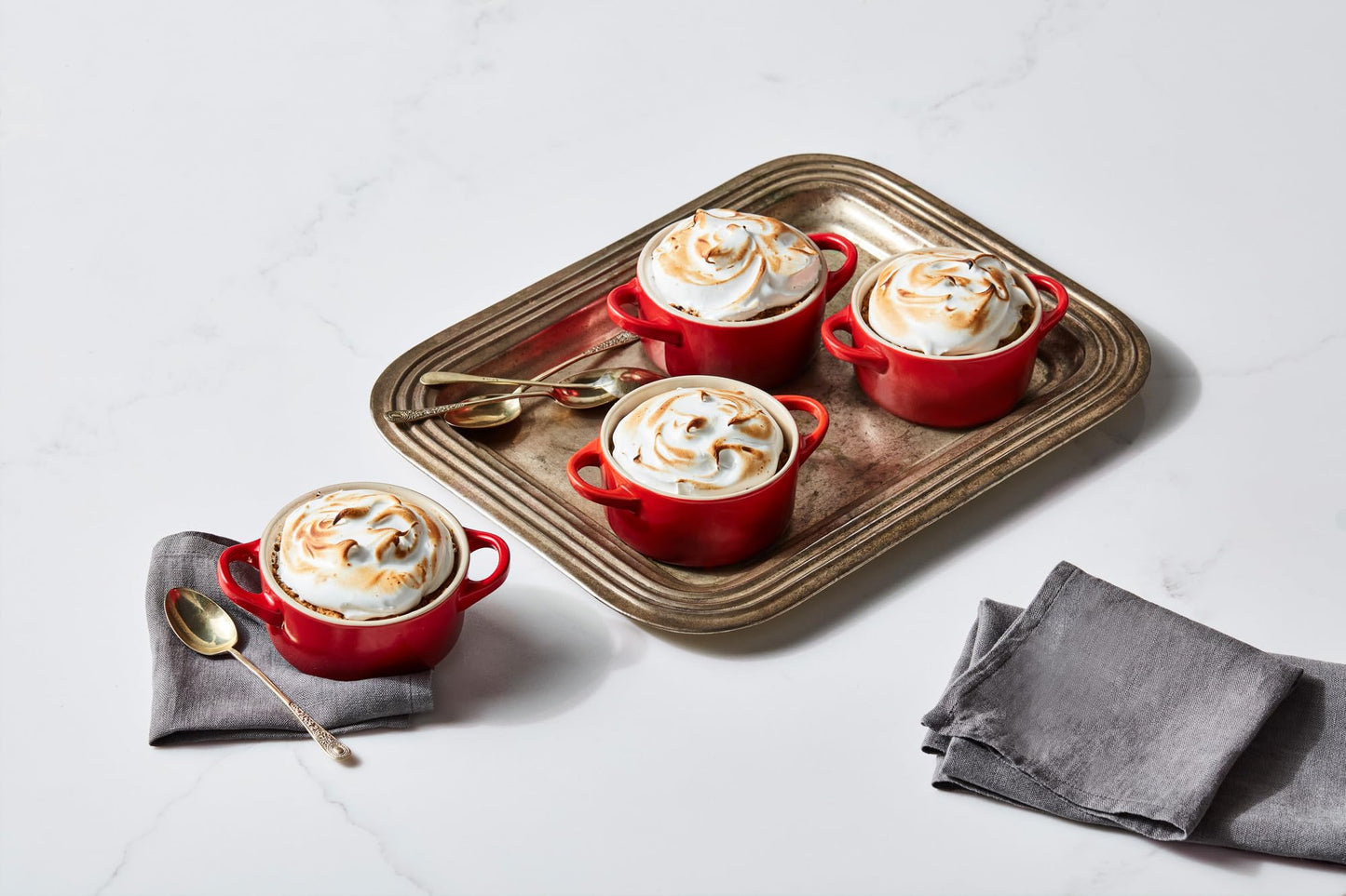 Le Creuset Juego de 4 mini cocottes con libro de cocina, 8 onzas cada una, cereza