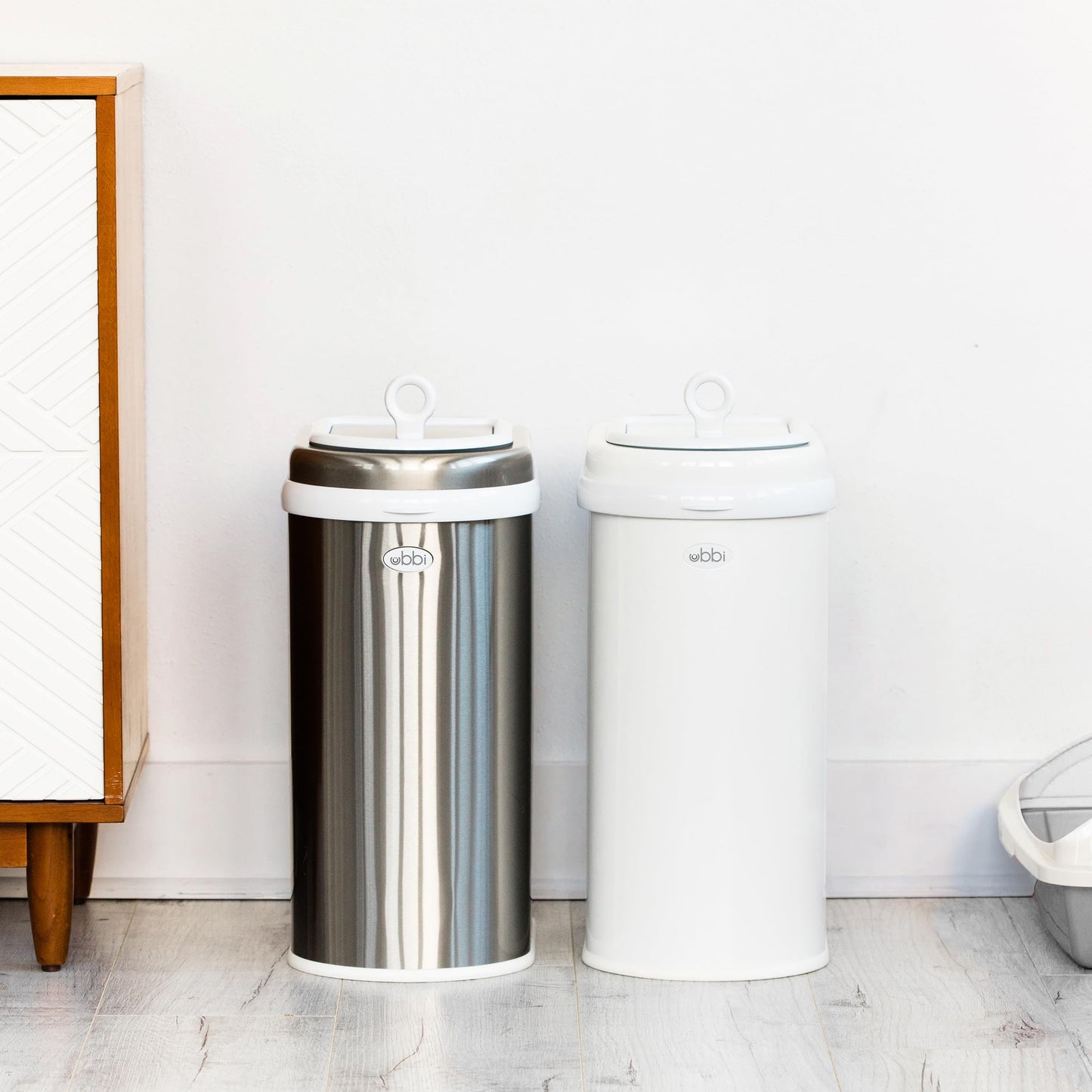 Cubo de Basura para Mascotas Ubbi Cromado con Bloqueo de Olores para Arena de Gatos