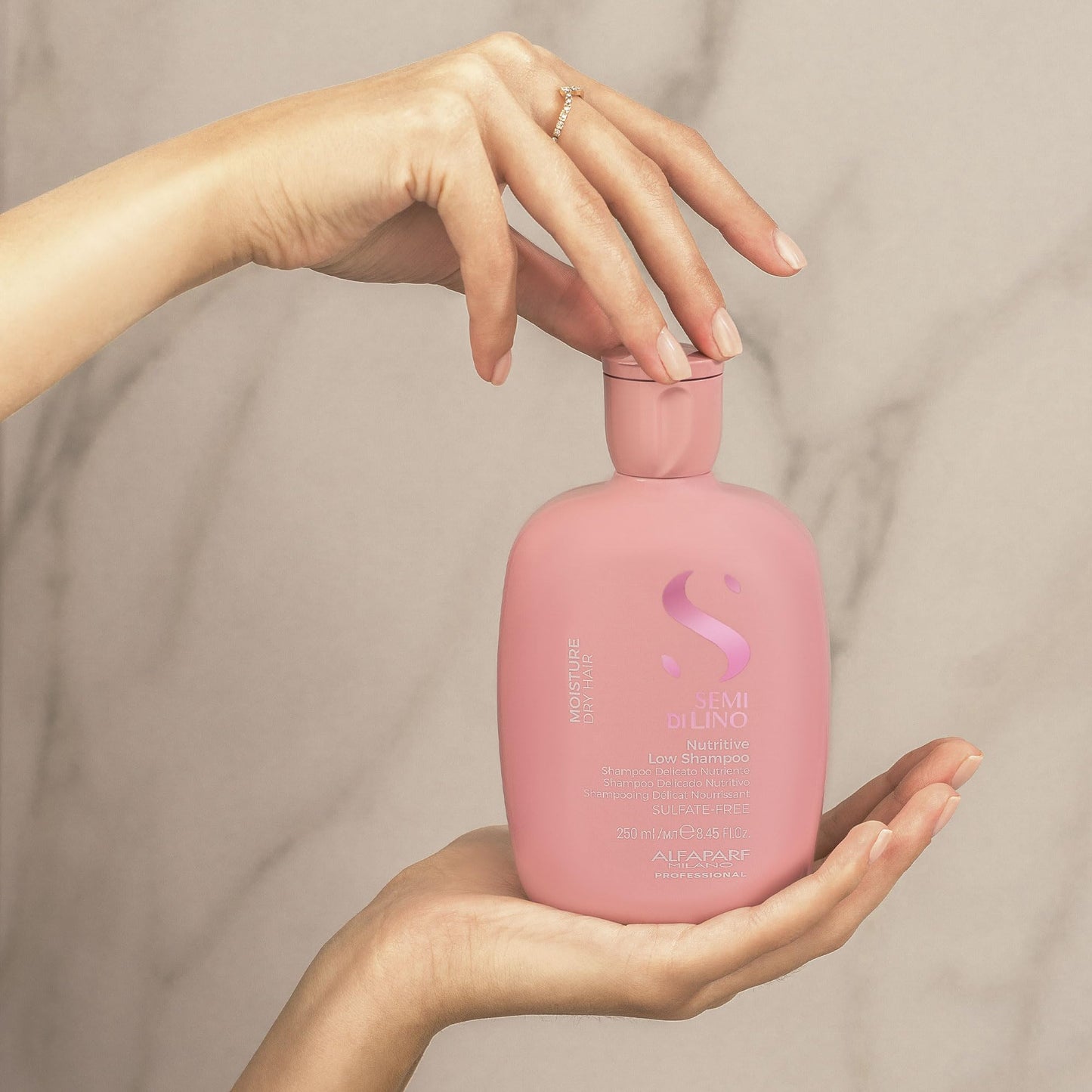 Champú hidratante sin sulfato Alfaparf Milano Semi Di Lino para cabello seco - Nutrición y protección para cabello teñido - Libre de SLS, parabenos y parafina - Calidad profesional de salón - 249 ml