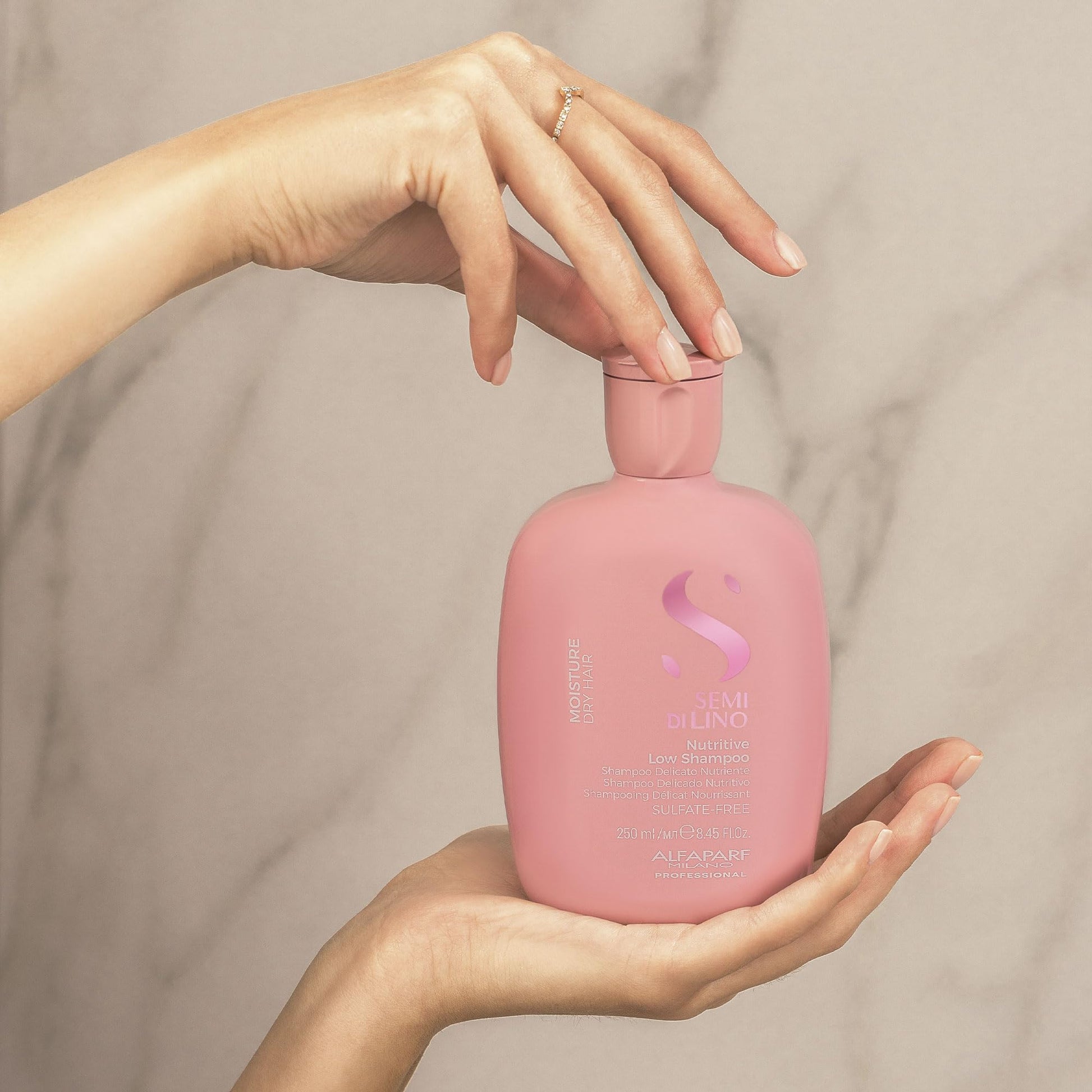 Champú hidratante sin sulfato Alfaparf Milano Semi Di Lino para cabello seco - Nutrición y protección para cabello teñido - Libre de SLS, parabenos y parafina - Calidad profesional de salón - 249 ml