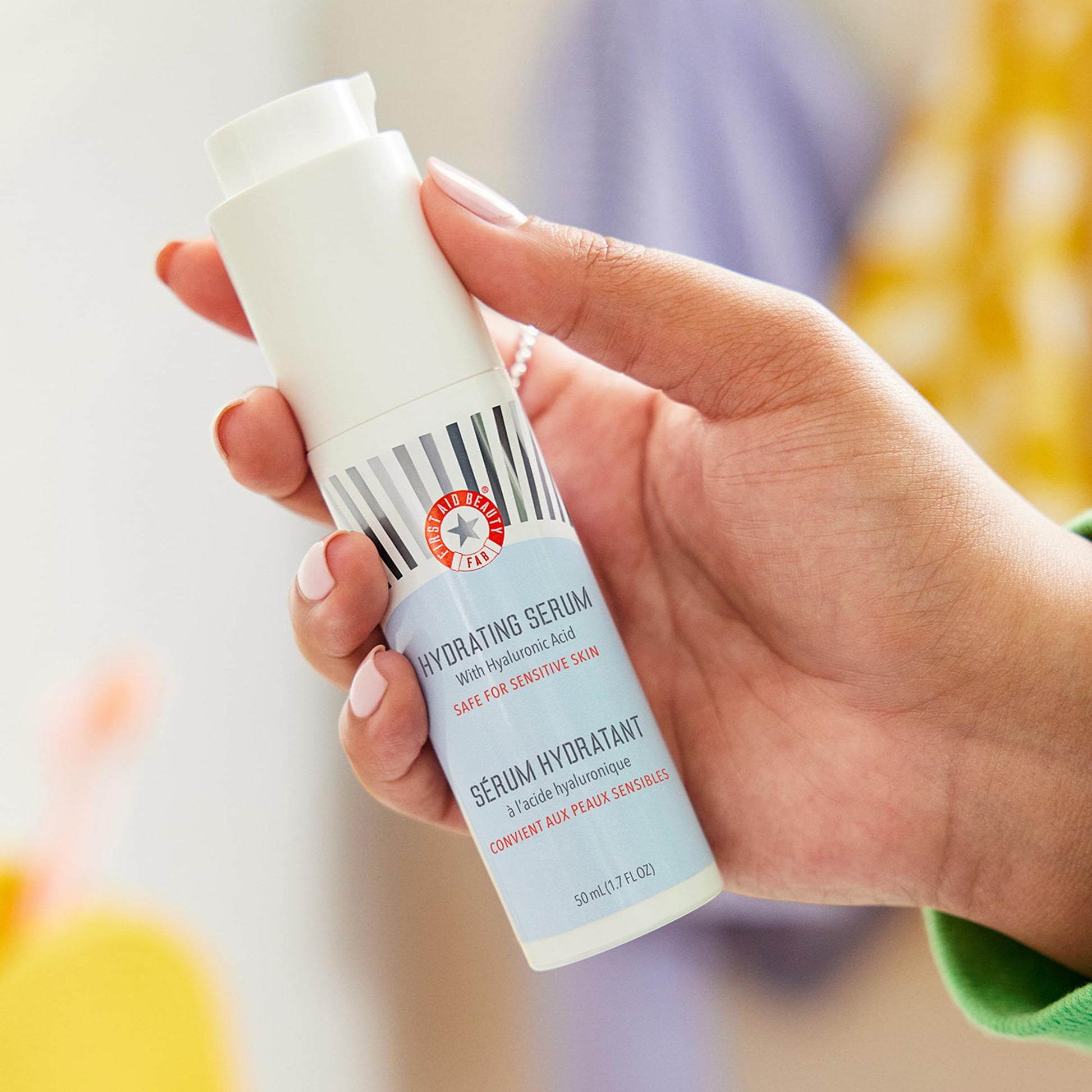 First Aid Beauty Suero hidratante ultra reparador con ácido hialurónico, suero facial antienvejecimiento para piel sensible, 1.7 onzas