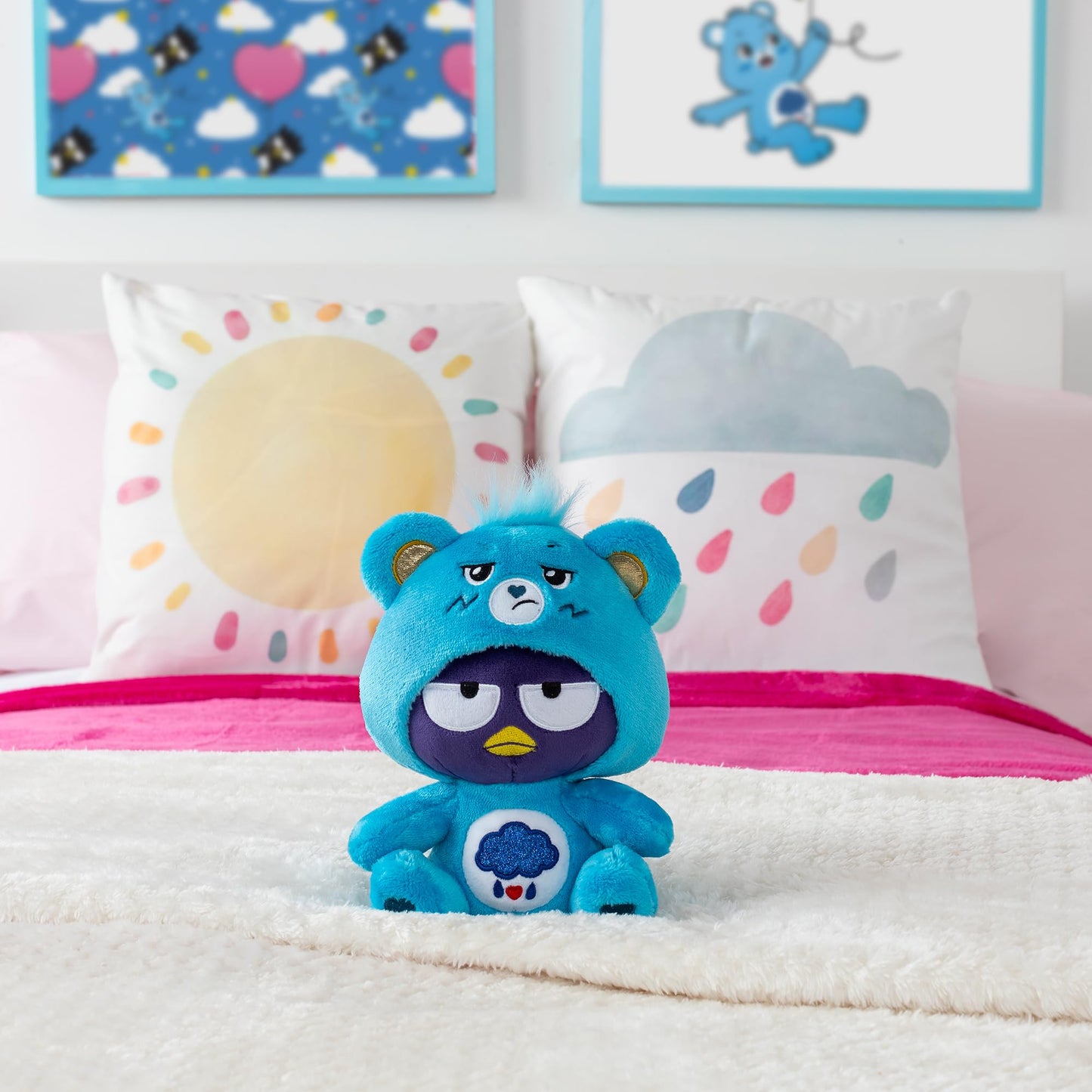 Care Bears Badtz-Maru Muñeco de Peluche Vestido de Oso Gruñón de 23 cm, Azul, Suave y abrazable, Apto para niñas y niños, empleados, coleccionistas, a Partir de los 4 años de Edad