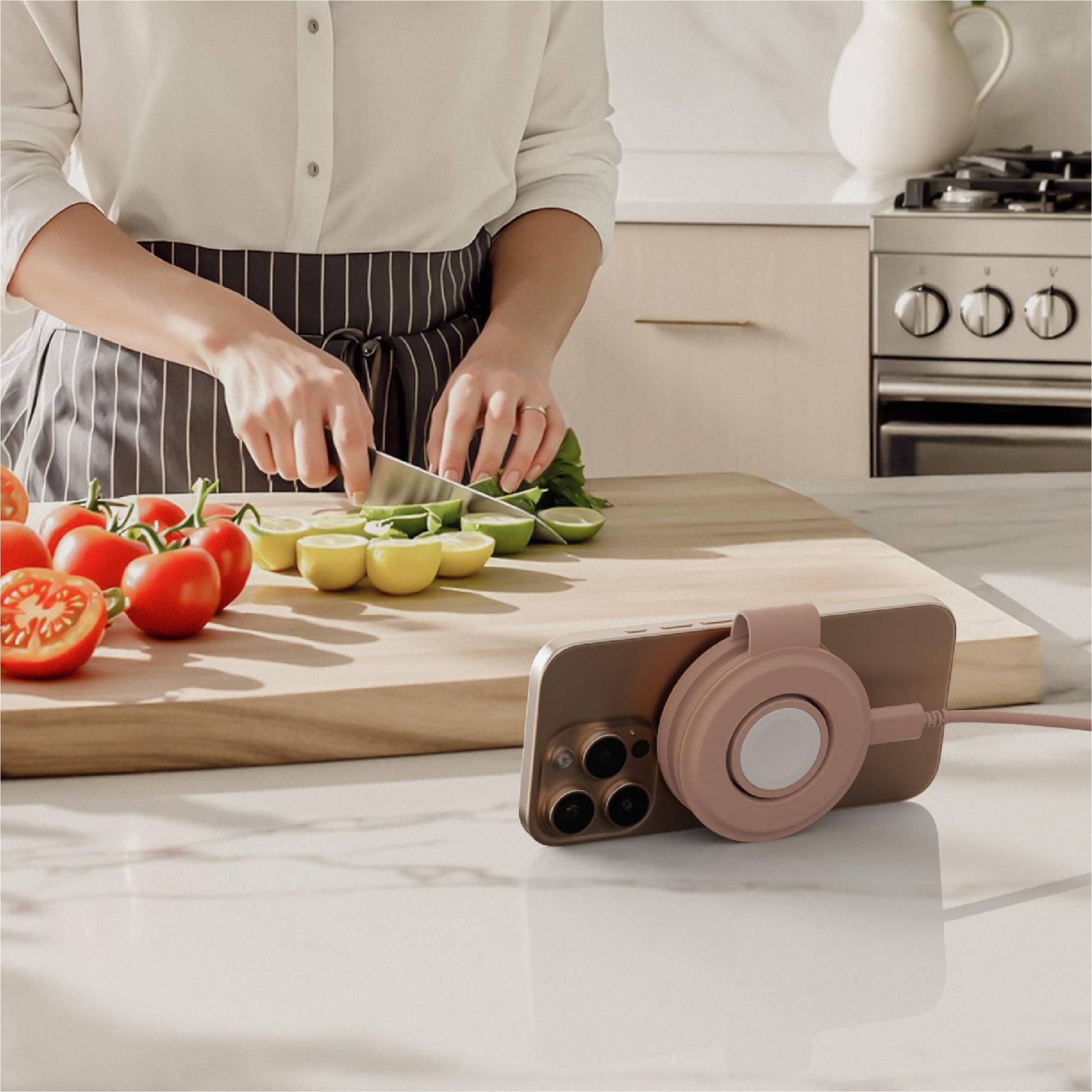 SATECHI OntheGo™ Cargador Inalámbrico 2 en 1, Cargador Portátil Qi2 con Carga Rápida de 15W para iPhone y 5W para Apple Watch, Estación de Carga Magnética de Viaje – Rosa Desierto