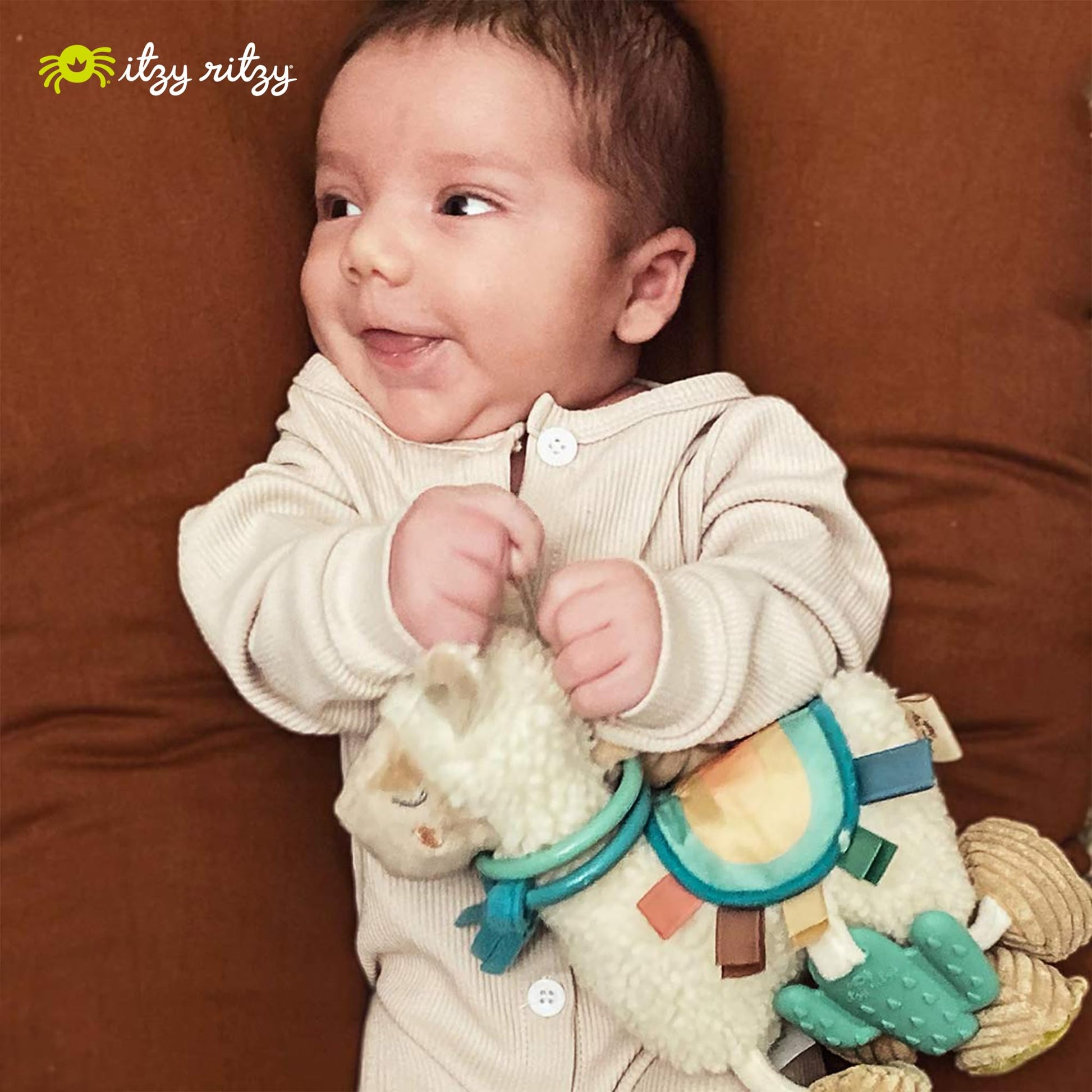 Itzy Ritzy Link & Love - Juguete para carriola o asiento de coche; cuenta con cintas texturizadas, sonidos arrugados, anillos de clínking y mordedor de silicona; diseñado para edades de 0 meses en