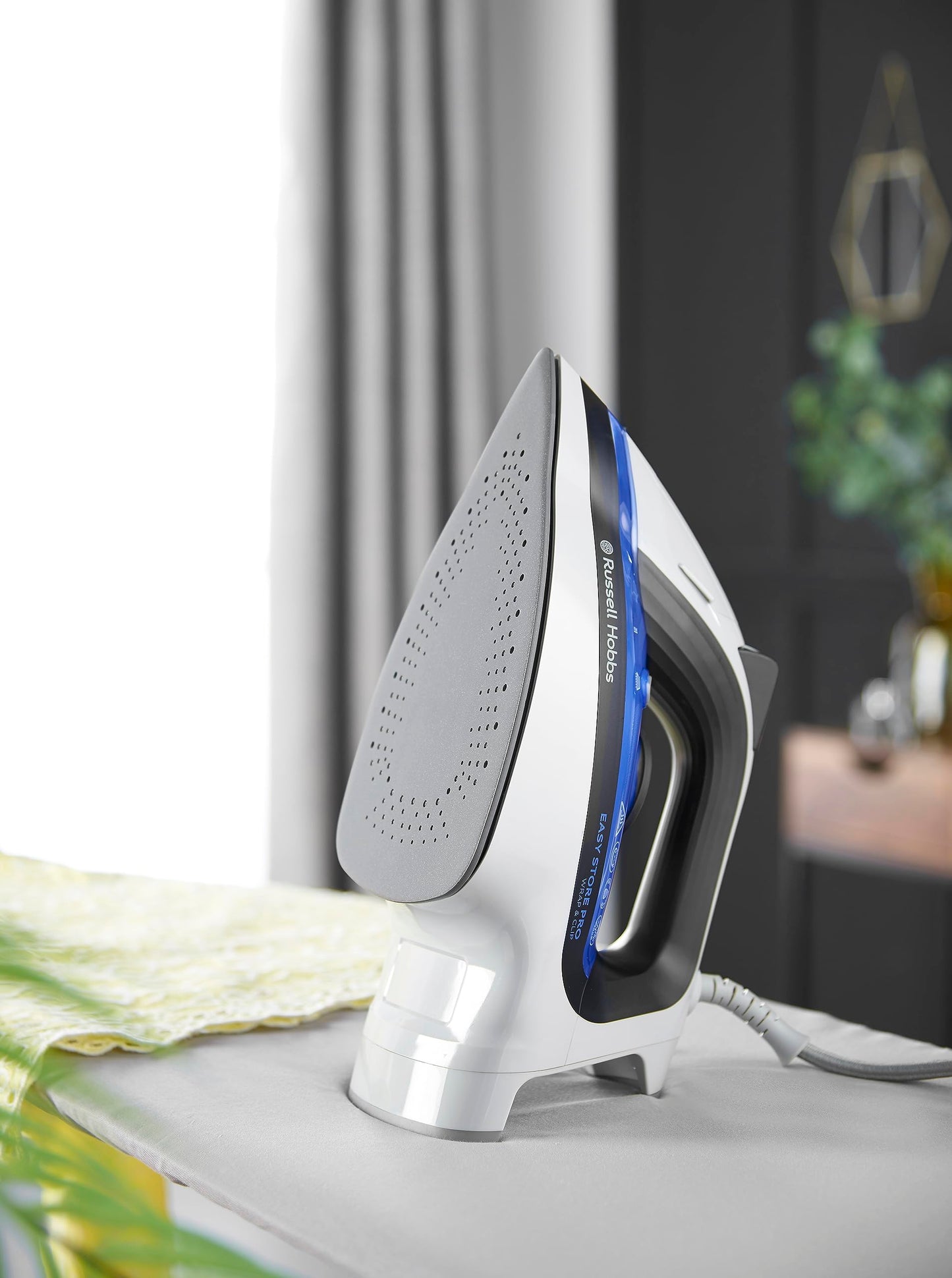 Plancha de Vapor Russell Hobbs Blanco Suela de Cerámica Ahorro de Espacio