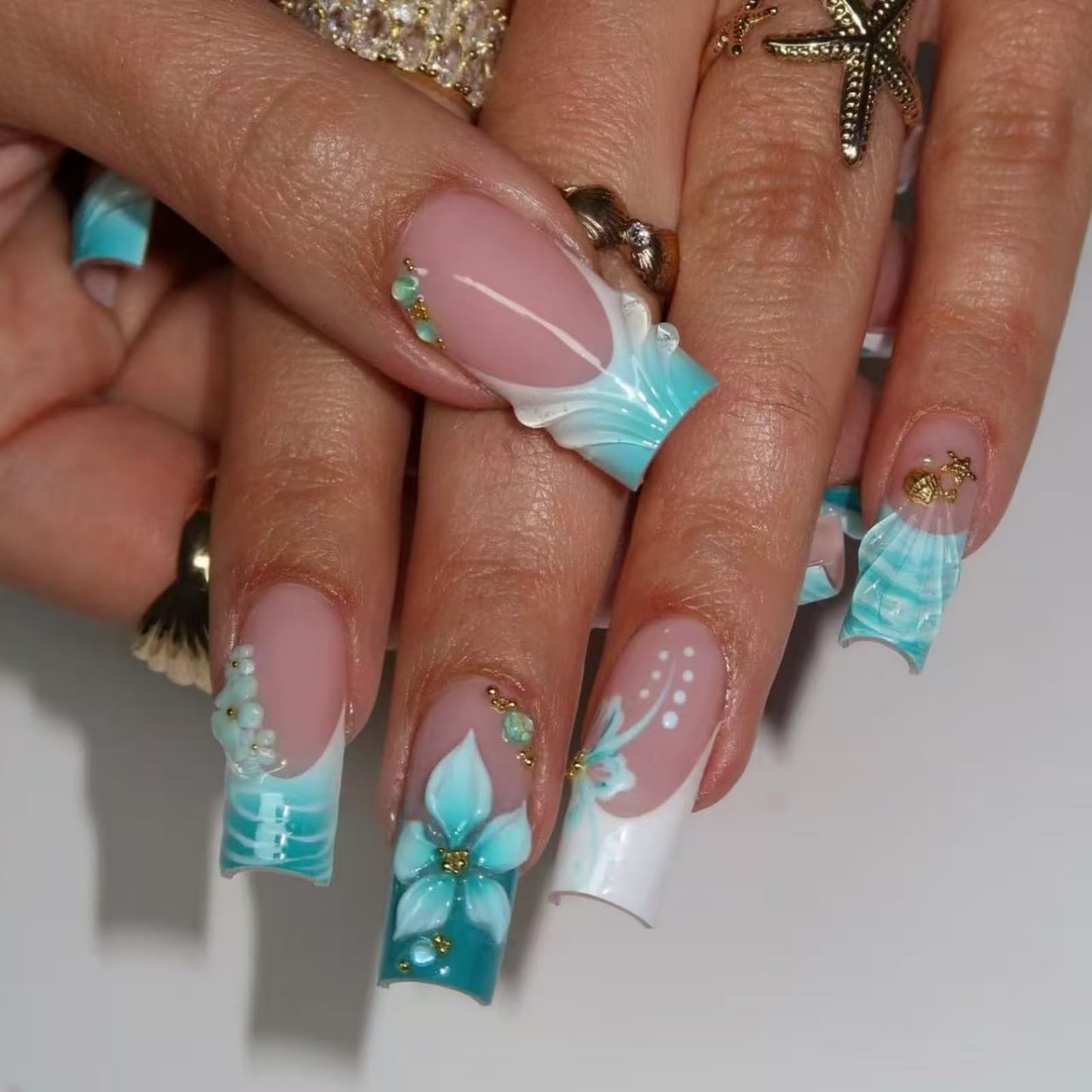 octoswave OCTOSWAVE Uñas postizas cuadradas francesas de larga duración con diseño floral 3D y dije dorado para mujer, 24 unidades