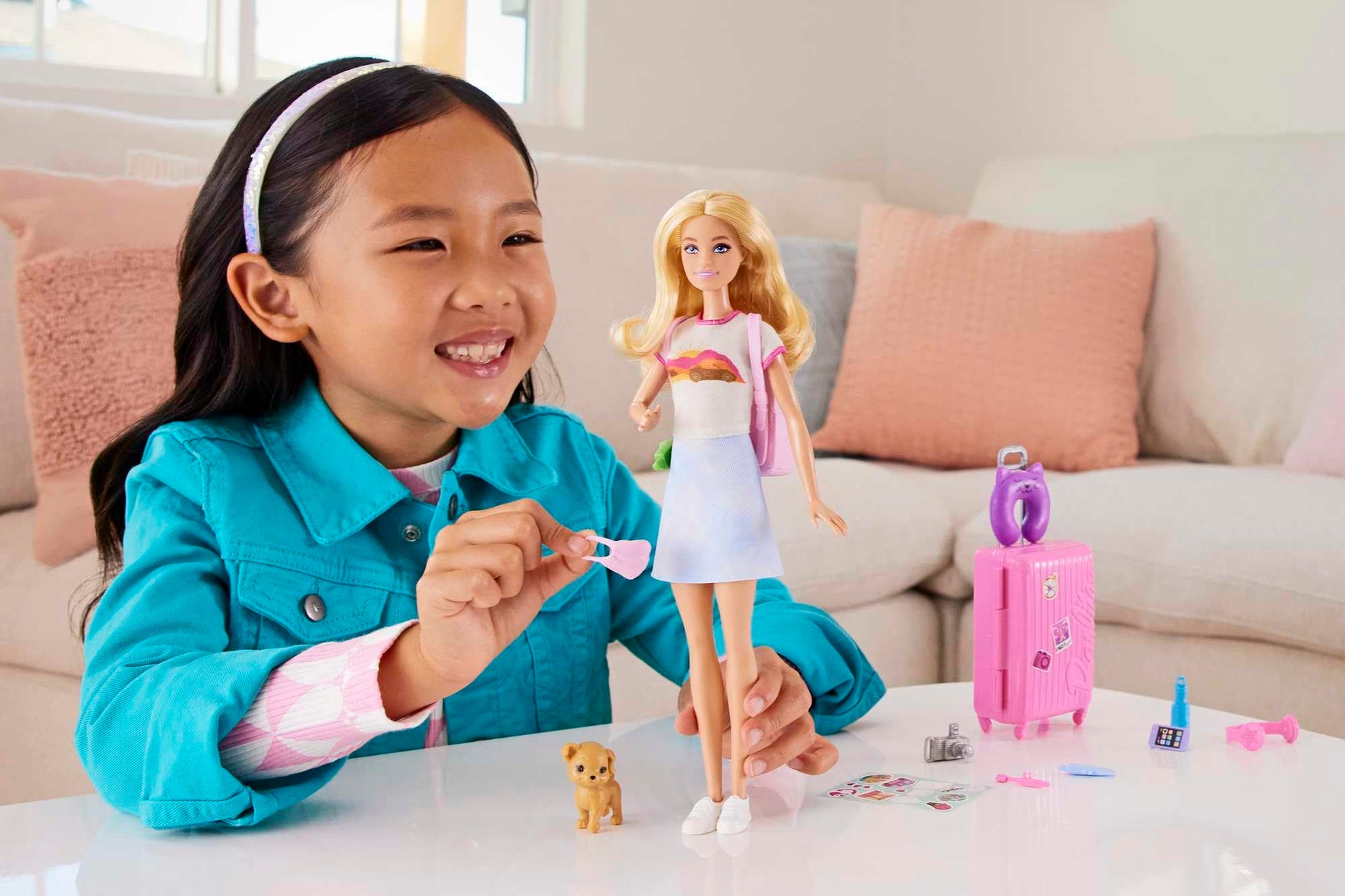 Barbie Muñeca Viajera con Set de Viaje, Incluye Mascota y más de 10 Accesorios, la Maleta Abre y Cierra, 3 años en adelante