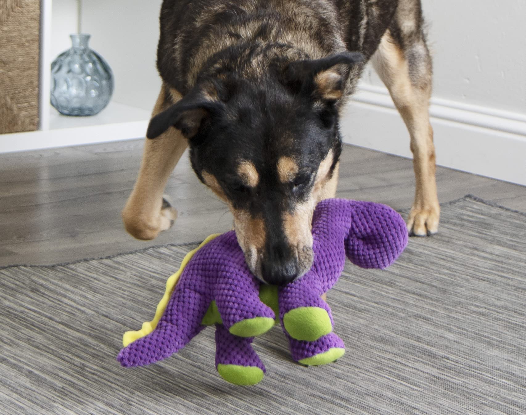 goDog Checkers Dinos Bruto - Juguete de Peluche chirriante para Perro, tecnología de protección masticable, Color Morado, Grande