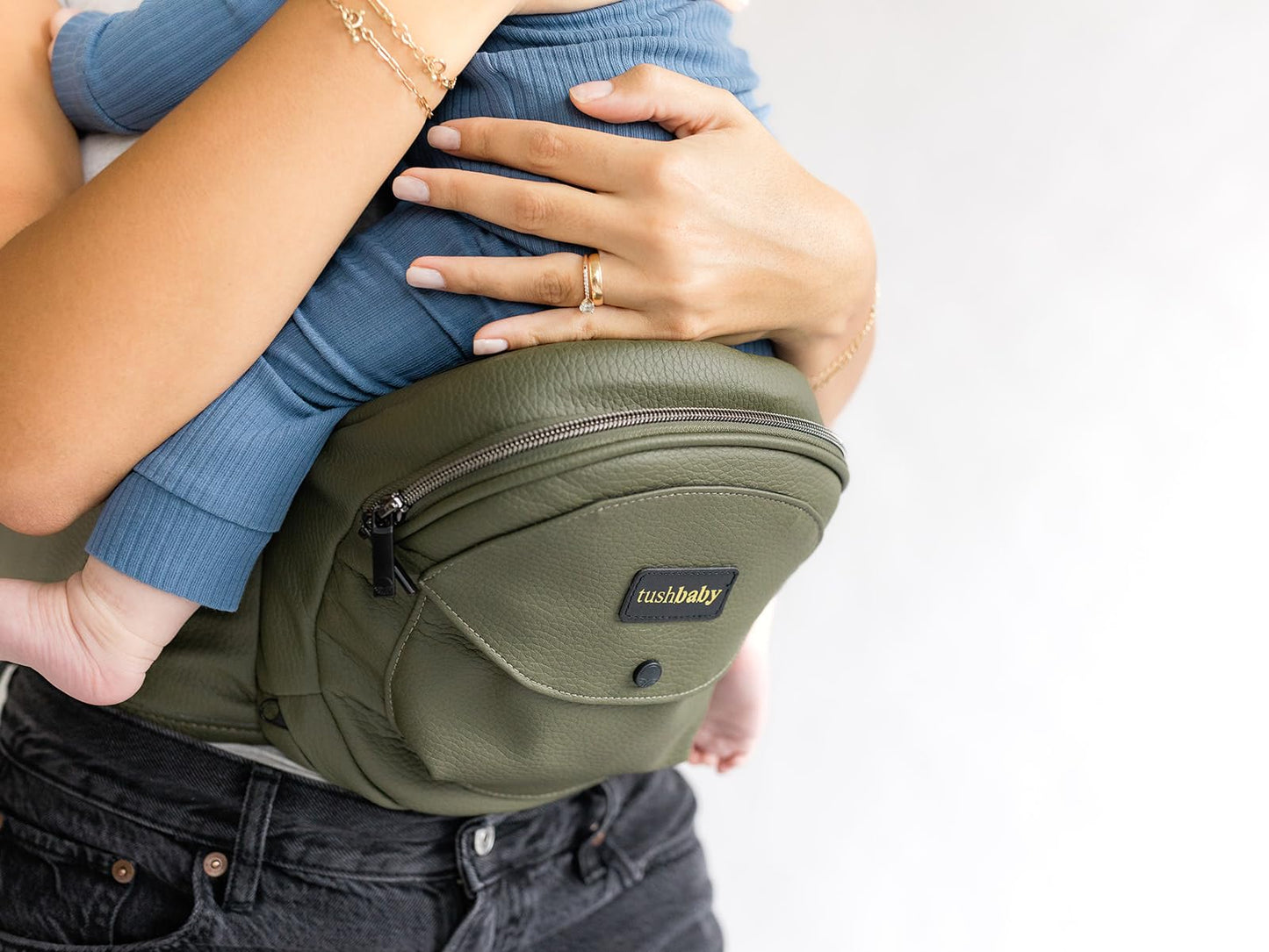 Cangurera Ergonómica Tushbaby Olivo Piel Vegana con Soporte de Cadera para Bebé