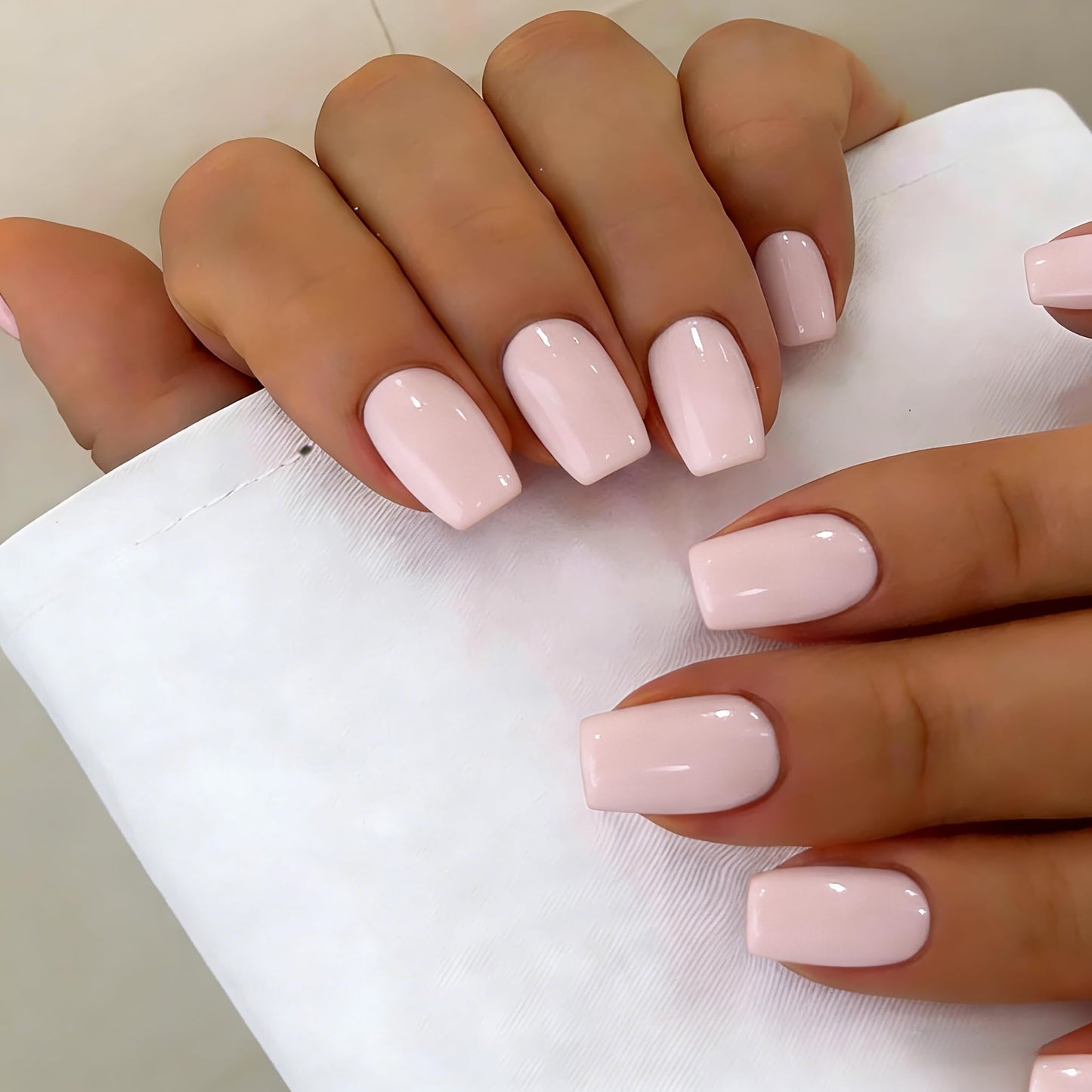 SXVME Uñas postizas cortas a presión, color rosa pálido, con pegamento, uñas postizas brillantes, cuadradas, de gel suave natural para mujer, reutilizables, 30 unidades