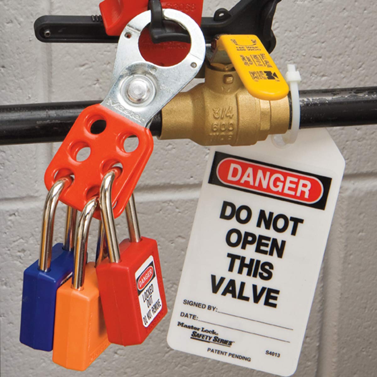 Candado de Seguridad Master Lock Xenoy Rojo con Cuerpo Corto