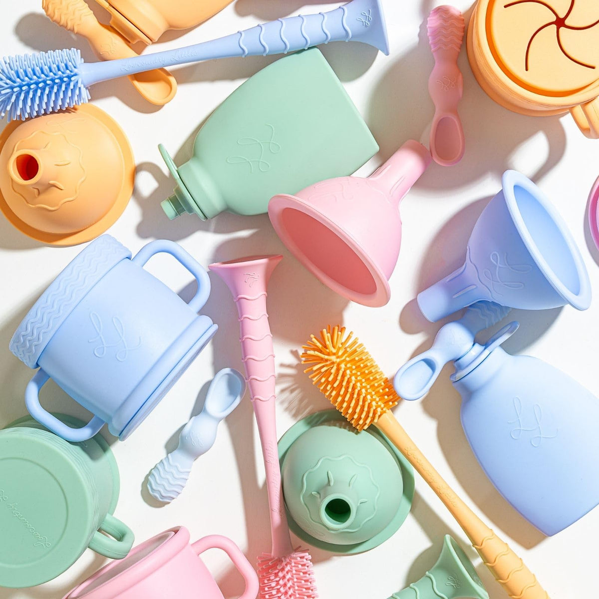 Lowcountry Littles - cepillo para polvo de silicona no tóxico para botella de grado médico de alta calidad, sin BPA y PFAS, base de ventosa, fácil de limpiar y apto para lavaplatos, diseño más alto