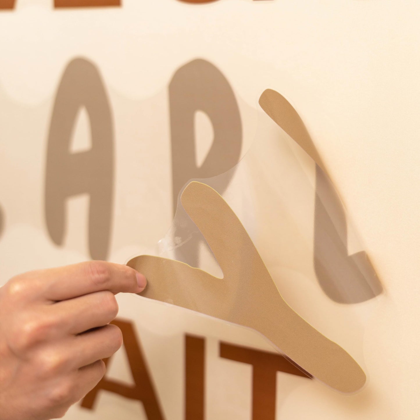 GIOGUK - Calcomanía de pared con texto "We Can Bearly Wait", decoración de fiesta de baby shower, suministros de fiesta de revelación de género, calcomanía de letrero de oso para arco de globos,