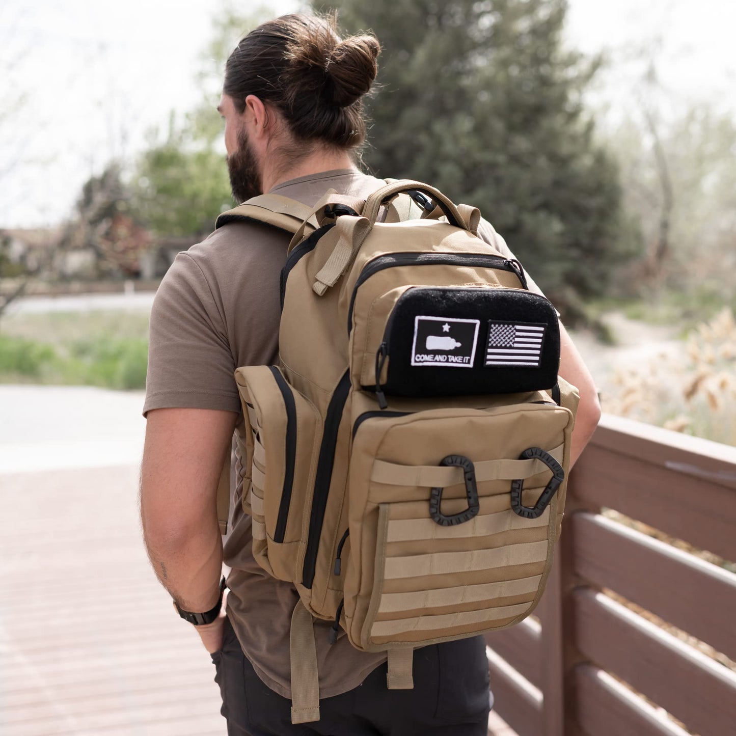 Bolder Babies Bolsa de pañales Tan Dad, estilo Molle, poliéster resistente al agua 900D con correas extra largas más anchas,dispensador de toallitas de bebé y bolsillos aislados Beige Bronceado