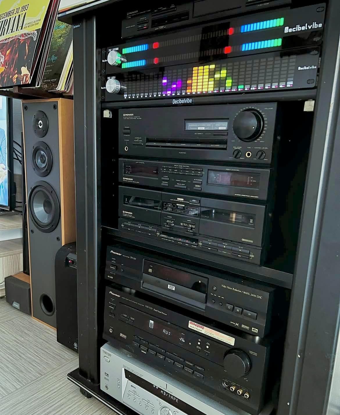 Decibelvibe TNZ SGVUM6 - Medidor de Audio gráfico VU con Entrada y Salida Auxiliar RCA/3.5, Entrada inalámbrica a través de un micrófono Integrado, con 19 Colores para el hogar, Profesionales (Plata)