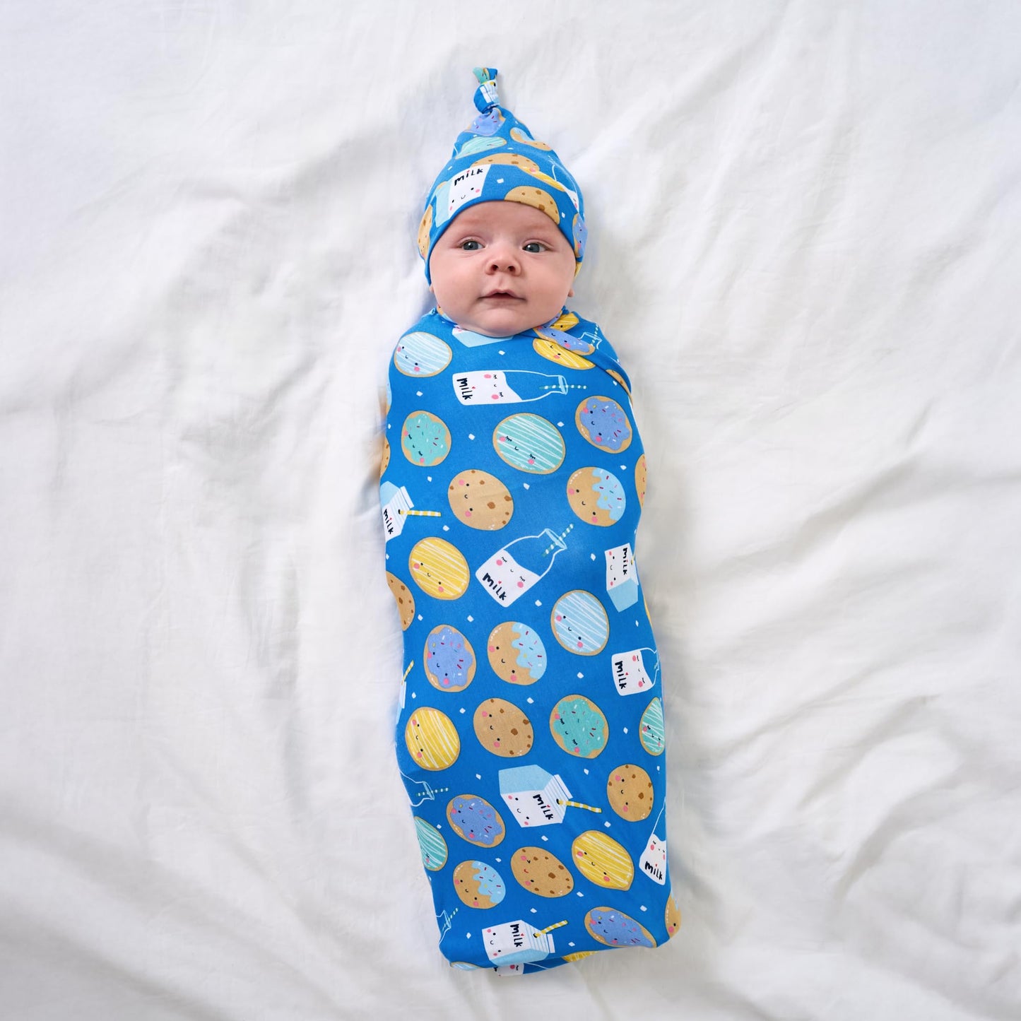 Little Sleepies - Juego de manta para envolver y sombrero, para bebés recién nacidos, viscosa suave de bambú (galletas azules y leche)