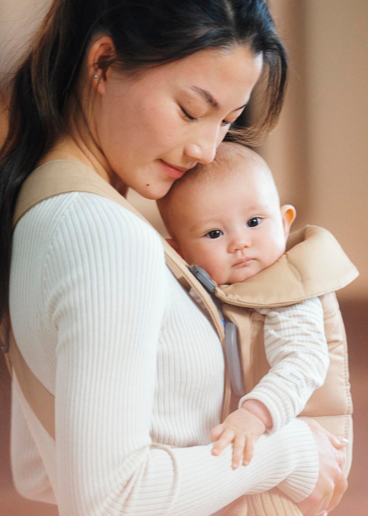BabyBjörn Canguro Portabebé Mini, Beige, Woven | Para recién nacidos, de 0 a 12 meses (3.2–11 kg), ergonómico y fácil de usar