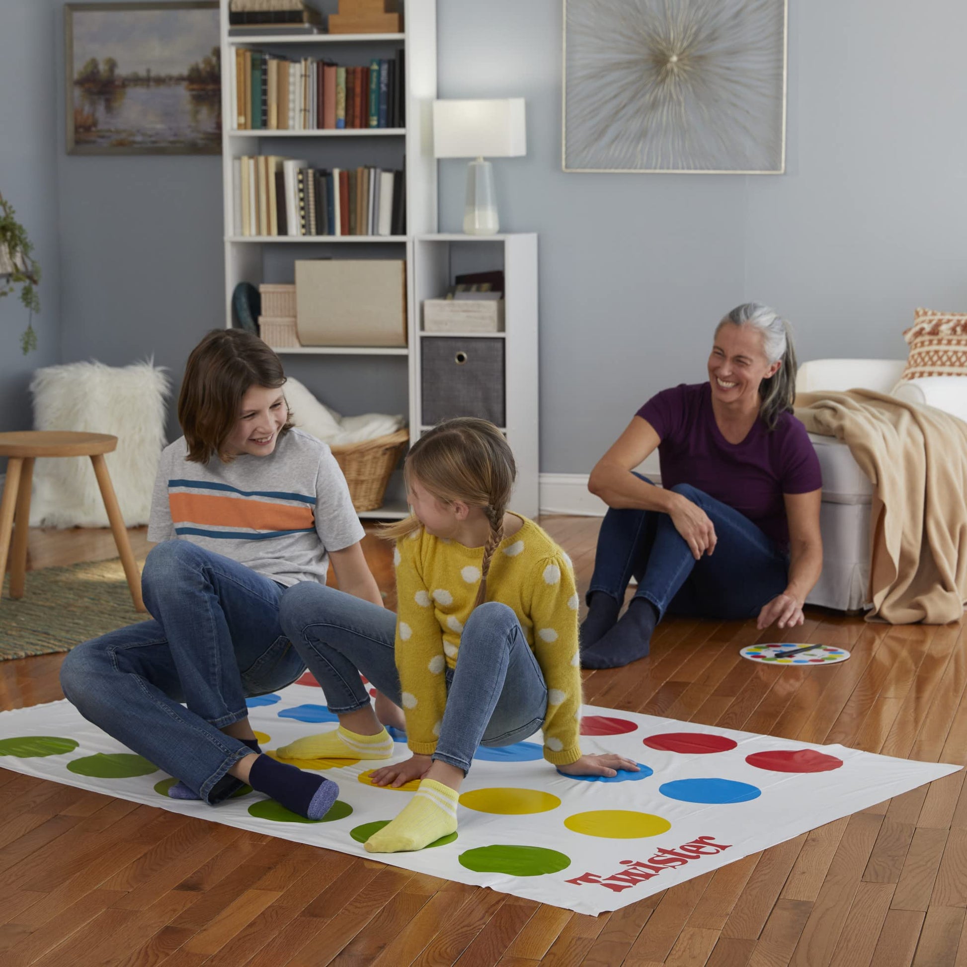 Hasbro Twister - Juego de Mesa clásico para 2 o más Jugadores, Juego de Interior y Exterior para niños de 6 años en adelante, el Embalaje Puede Variar