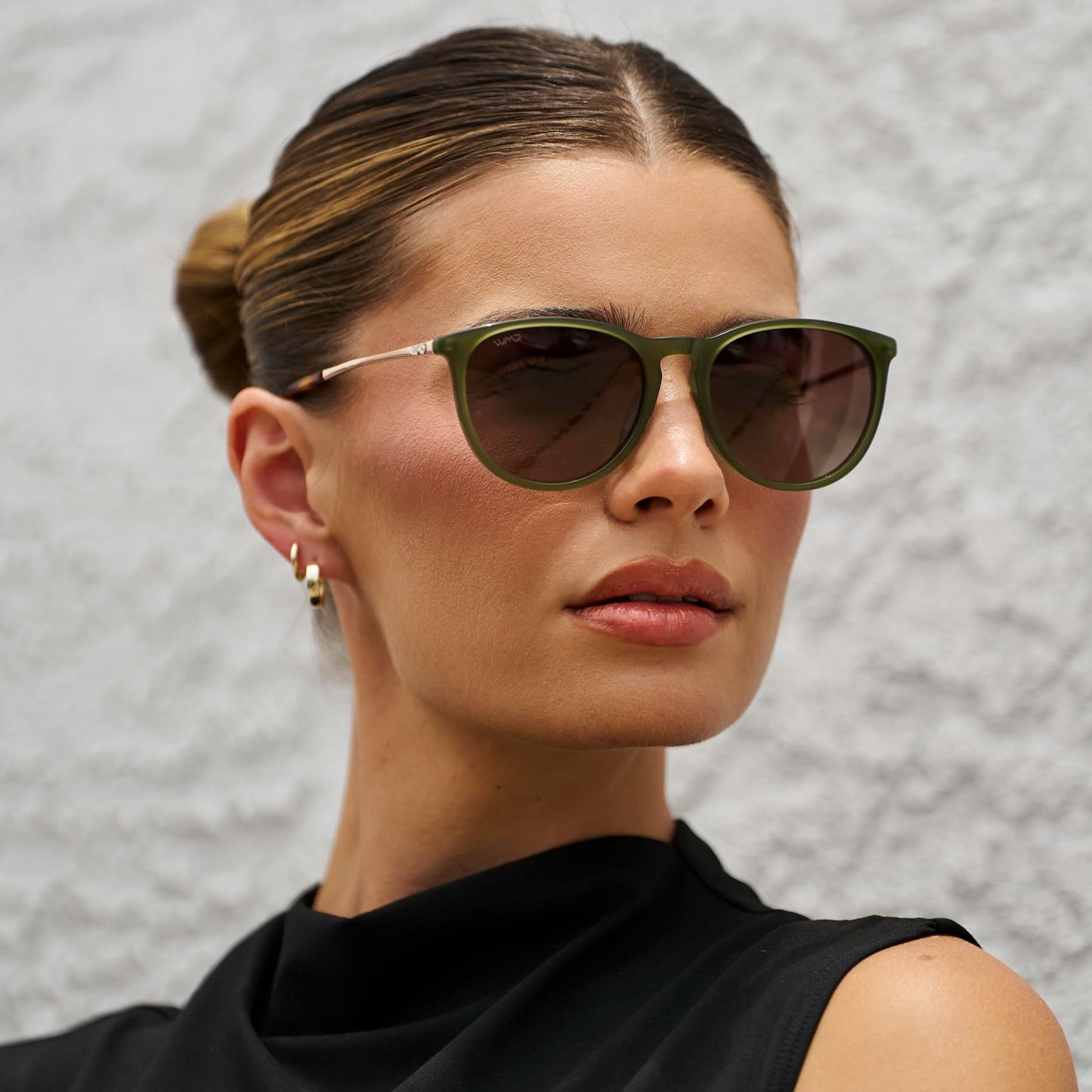 WearMe Pro Gafas de sol redondas para mujer con protección UV polarizada, estilo retro de diseño moderno (lentes degradadas verde oliva/marrón).