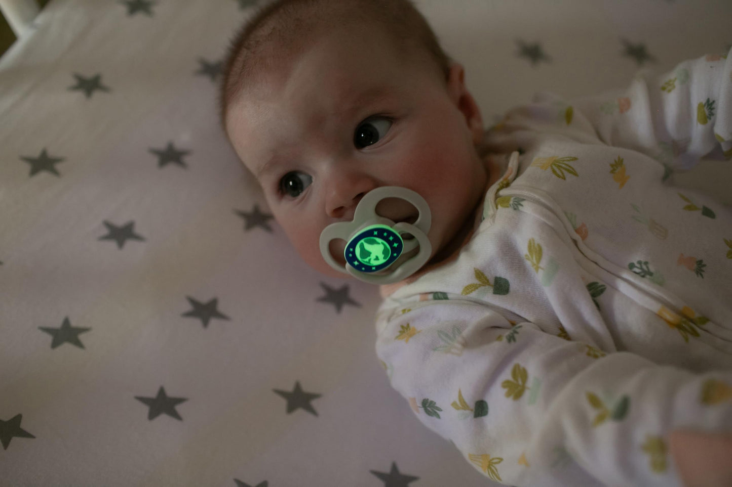 Chupete Dr. Brown's Nature Morada Brilla en la Oscuridad, Simétrico Silicona Suave para Bebé 6-18 Meses, Paquete de 4