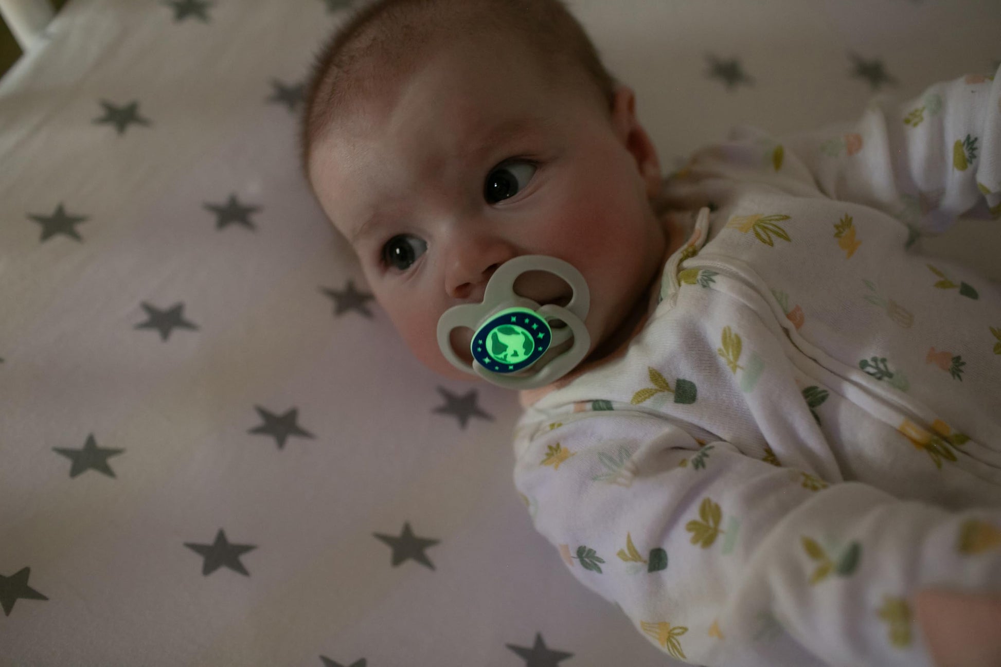 Chupete Dr. Brown's Nature Morada Brilla en la Oscuridad, Simétrico Silicona Suave para Bebé 6-18 Meses, Paquete de 4