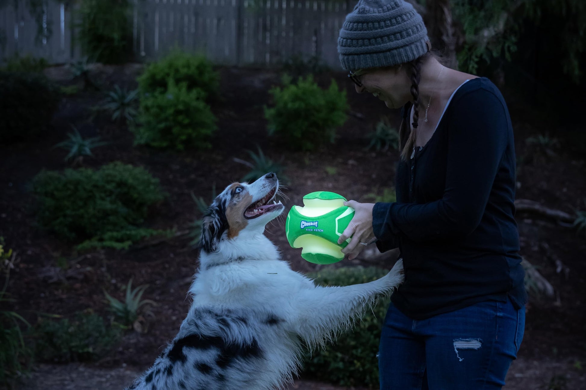 Chuckit! Kick Fetch - Pelota de Juguete para Perro, Brilla en la Oscuridad, pequeña