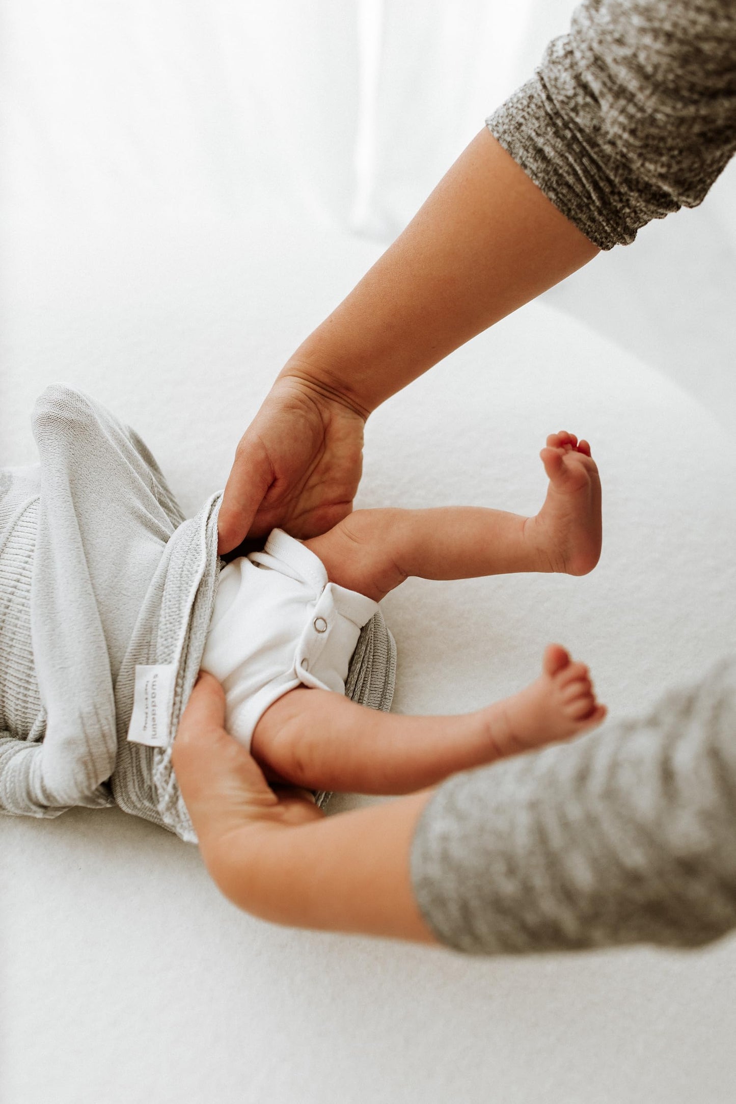 Swaddelini Saco de dormir con arrullo para bebé, fácil de usar, ayuda a los bebés a dormir más tiempo, 0-3 meses, 6-12 libras, gris