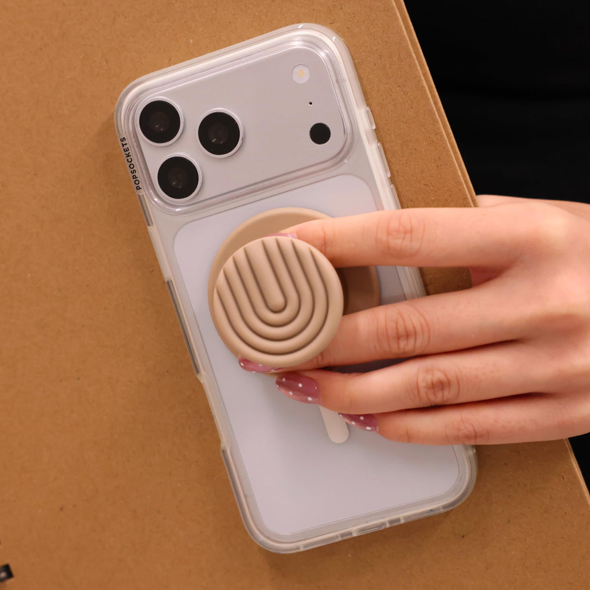 Empuñadura para Teléfono PopSockets Curves Latte MagSafe con Agarre Magnético Seguro y Soporte Manos Libres Compatible con Carga Inalámbrica