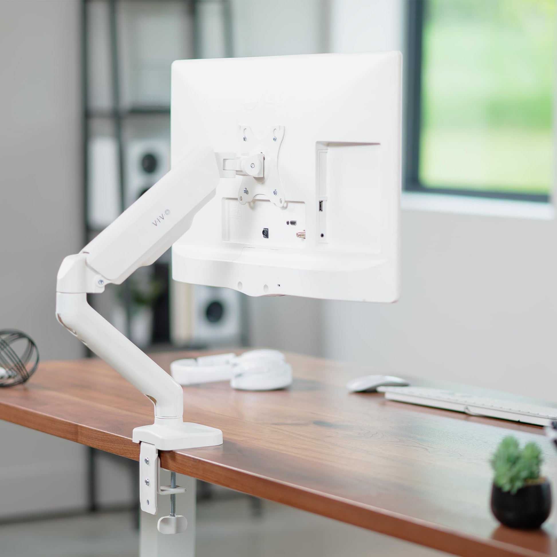 Soporte de Computadora VIVO Blanco Ajustable con Brazo Mecánico Universal VESA de 17 a 32 Pulgadas