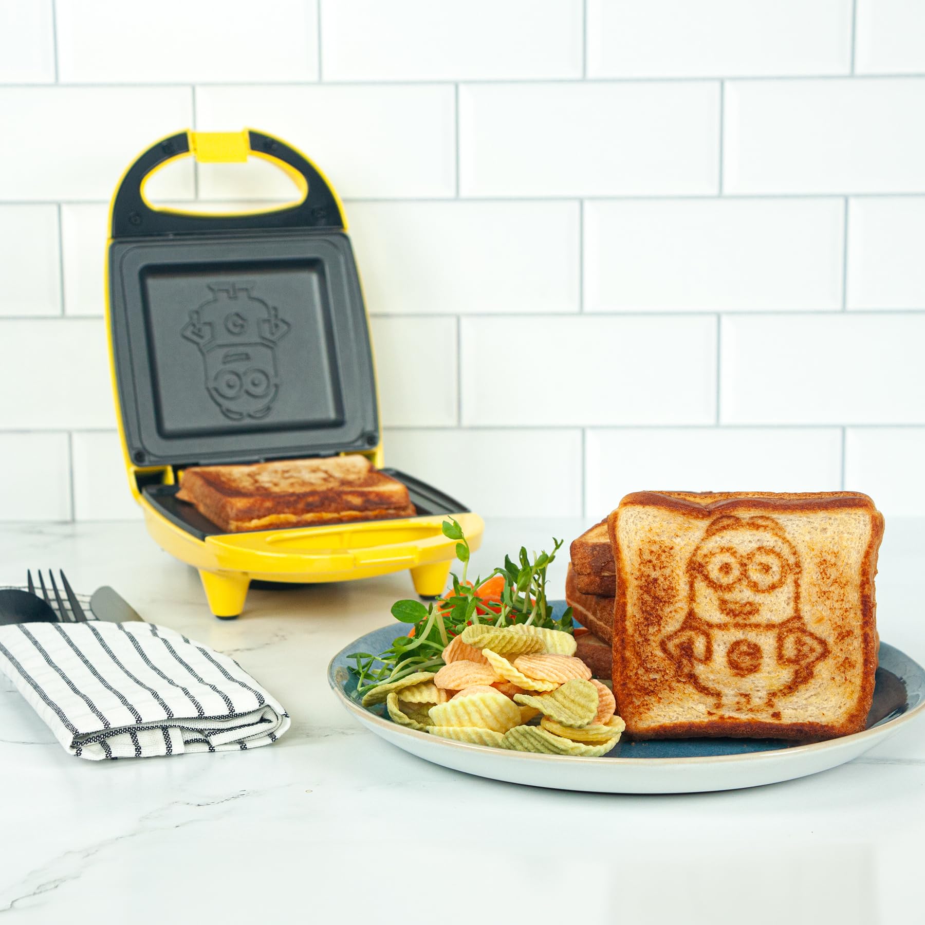 Sandwichera Minions Uncanny Brands Amarillo Pequeño aparato de cocina