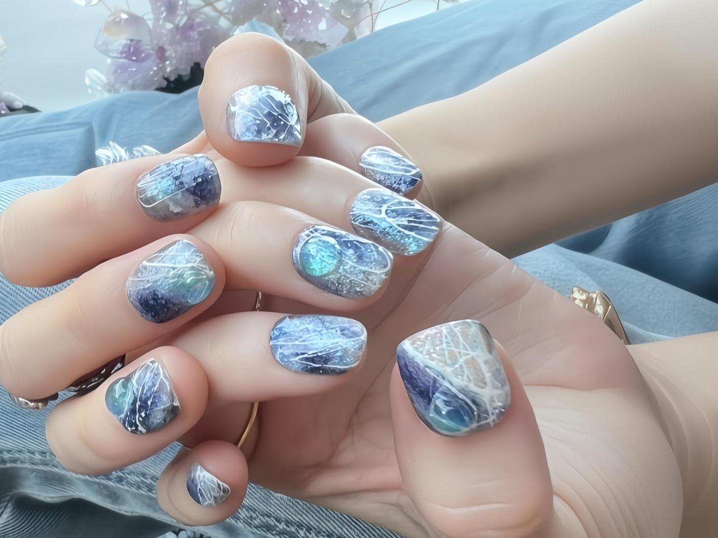 Fine Point Uñas postizas de nebulosa de medianoche para mujer, 10 uñas postizas cortas y cuadradas, hechas a mano con diseño de mármol galáctico y líneas blancas, reutilizables (talla grande)