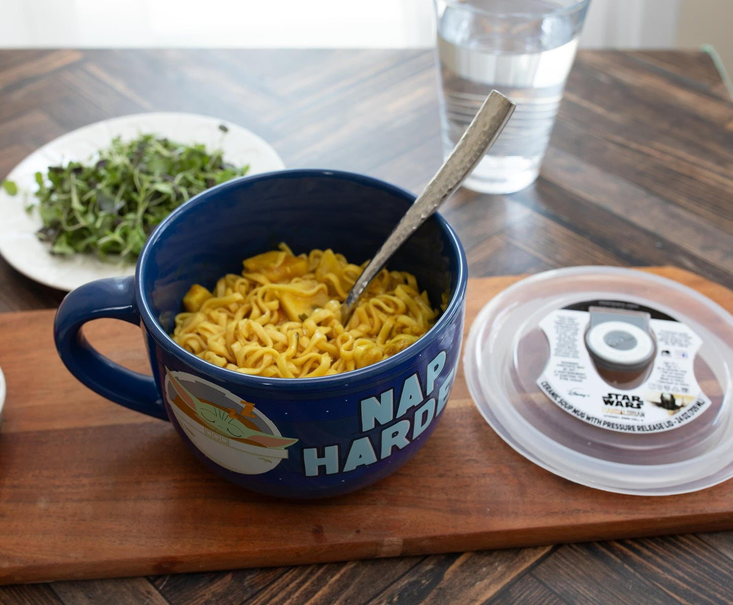 Taza de Sopa de Cerámica Silver Buffalo Star Wars The Mandalorian 24 Onzas con Tapa Ventilada