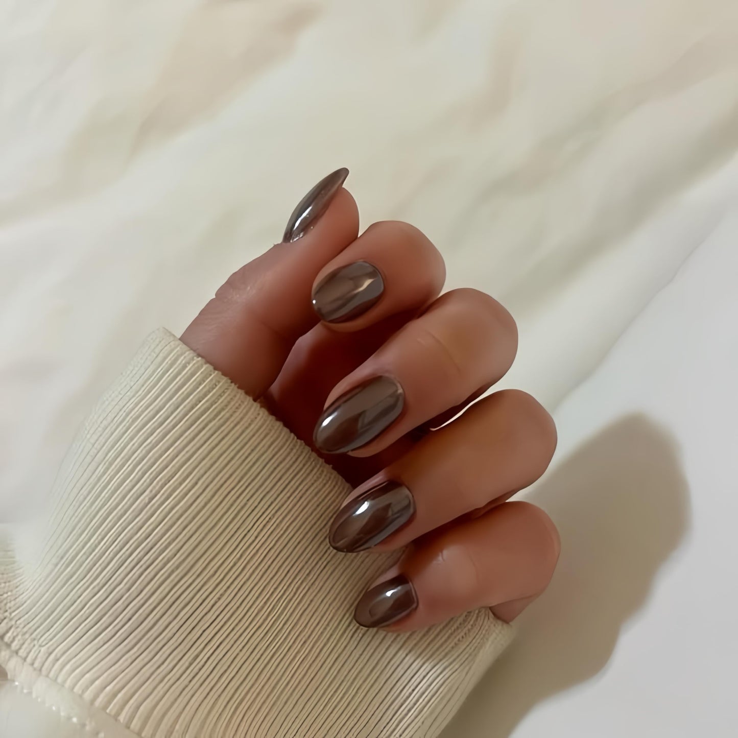 SXVME Uñas postizas cromadas ovaladas cortas, uñas postizas marrón oscuro cortas y redondas, uñas postizas con purpurina esmaltada y diseño de espejo, uñas postizas cromadas holográficas brillantes pa
